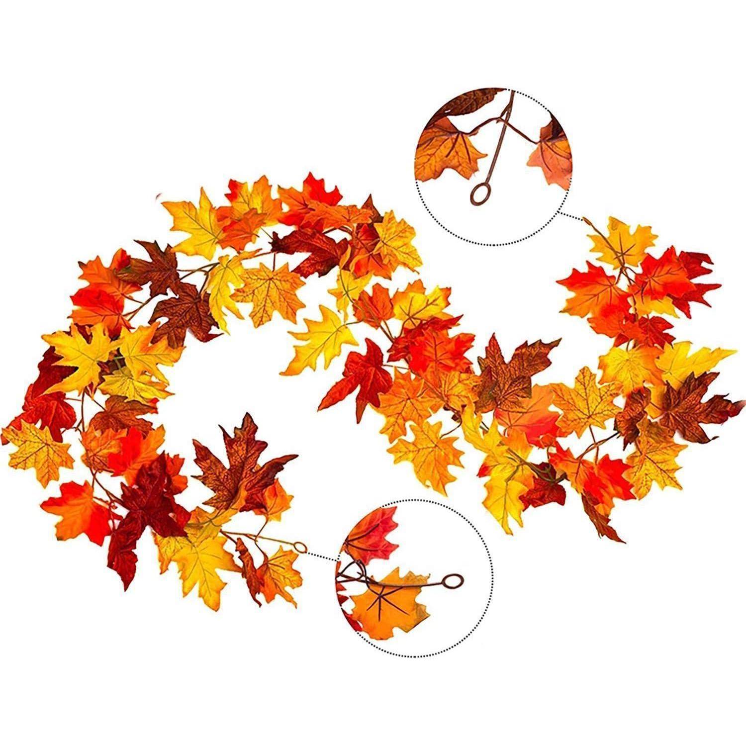 Herbstliche Girlande mit leuchtend orangefarbenen, gelben und roten Ahornblättern, die zu einer Schleife verbunden sind. Eine vergrößerte Ansicht zeigt einen Ring zum Aufhängen.