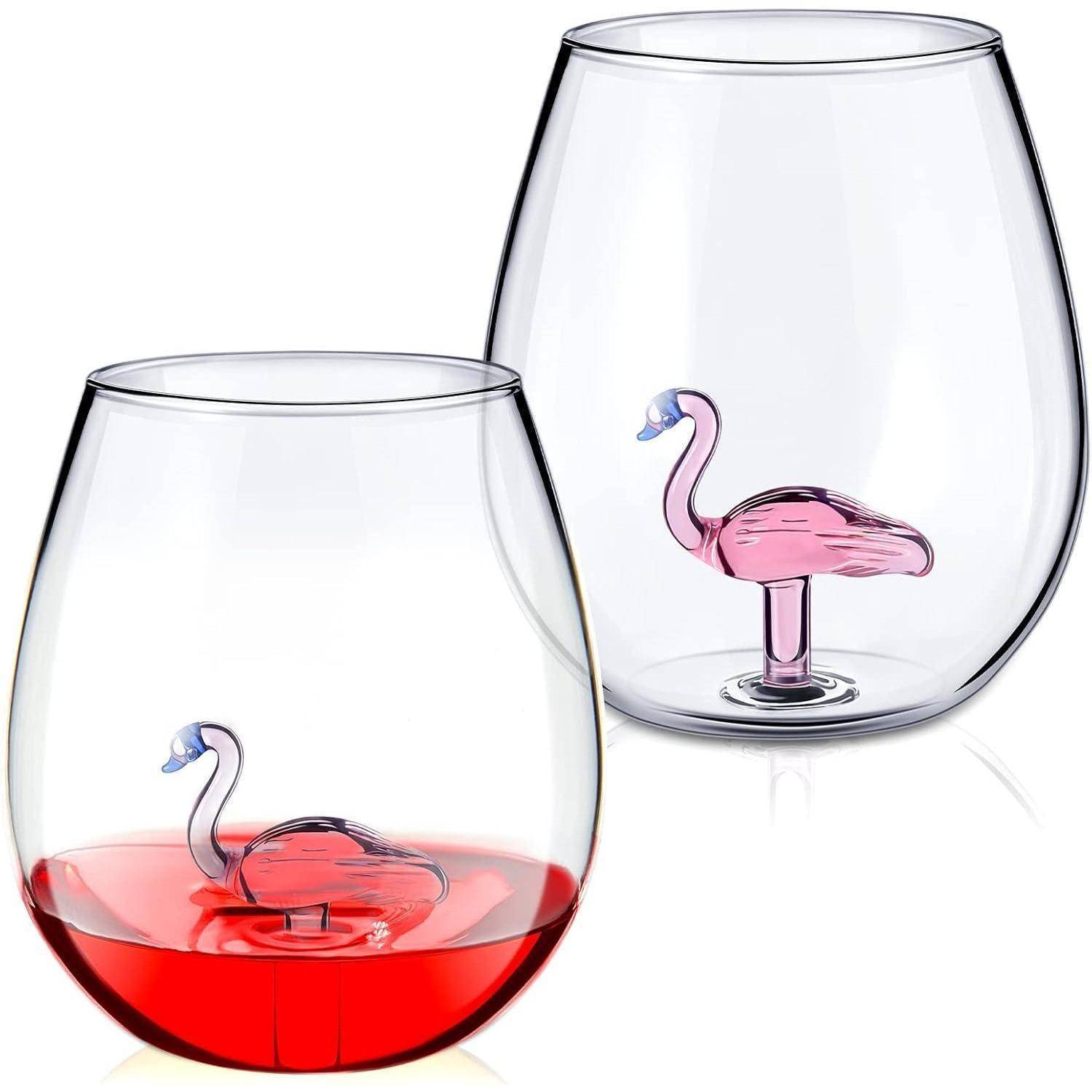 Zwei Glasbecher mit Flamingo-Designs im Inneren; ein Becher enthält rote Flüssigkeit und veranschaulicht einen unterhaltsamen und einzigartigen Trinkgefäßstil.