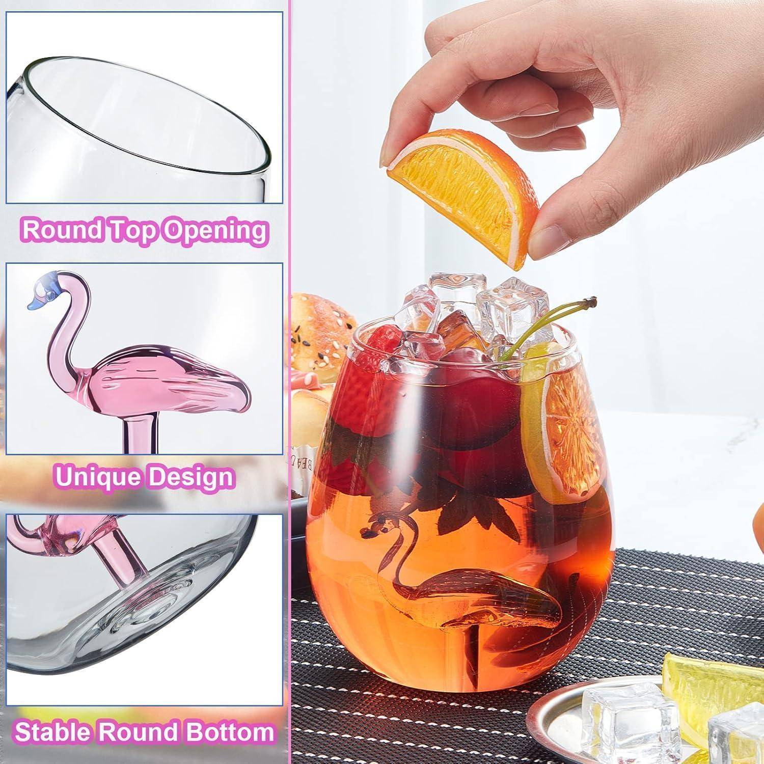 Ein Glas mit einem Flamingo-Stiel in Rosa, gefüllt mit einem gekühlten Getränk und einer Zitruskante. Hervorgehoben werden die runde Oberkante und die stabile Standfläche.