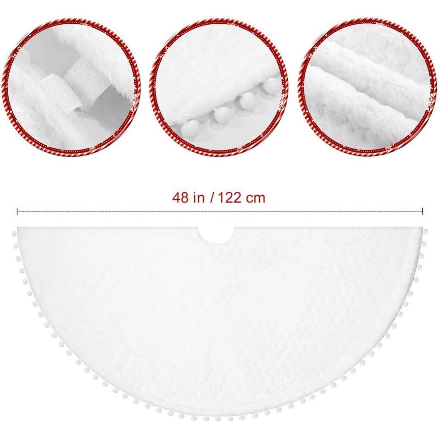 Weißer Kunstfell-Weihnachtsbaumrock mit roter Einfassung und Pompom-Details. Halbkreisförmiges Design, misst 48 Zoll/122 cm im Durchmesser.