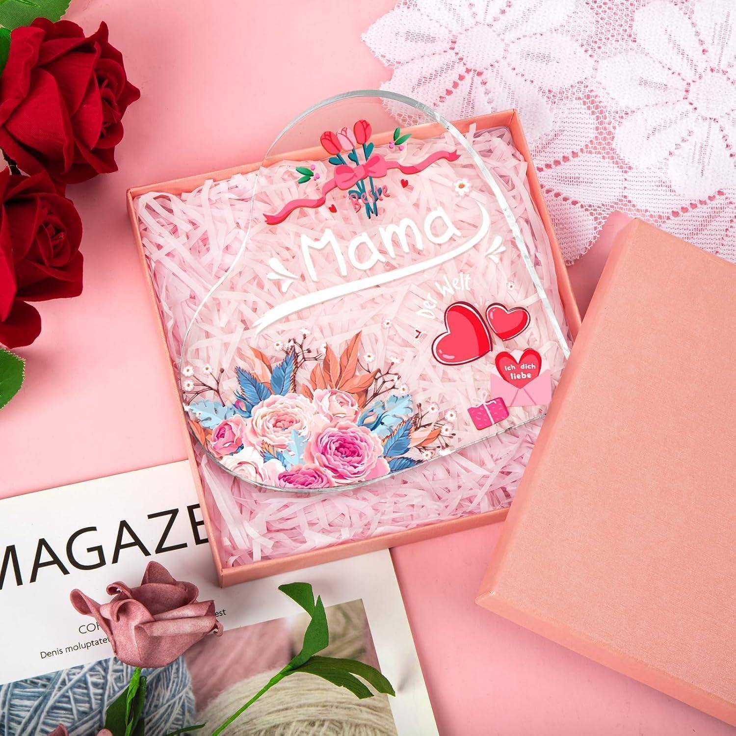Eine dekorative Box mit einem Herz und einer blumenmotivierten Karte, auf der 