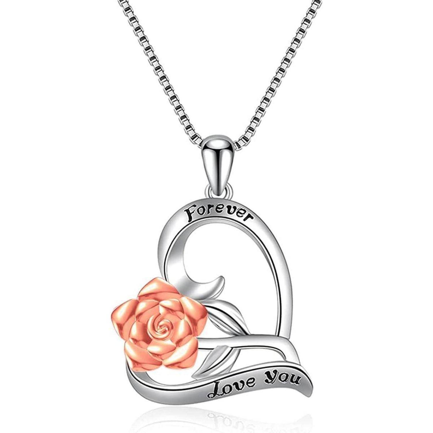 Ein herzförmiger silberner Anhänger mit einer rosa Rose an der Basis und eingraviertem Text ‚Für immer Ich liebe dich'. An einer Silberkette befestigt.