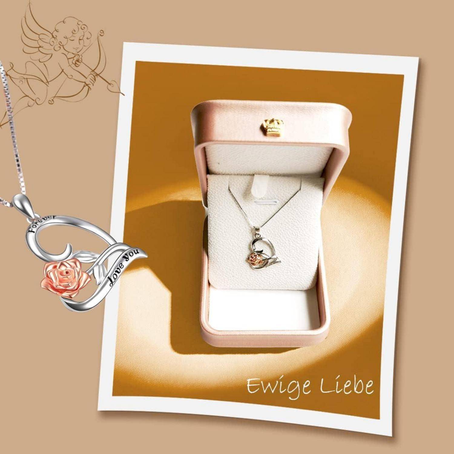 Eine Halskette mit einem Rosenanhänger, in dem 'Love You' eingraviert ist, in einer offenen Schmuckschatulle auf beigefarbenem Hintergrund mit dem Text 'Ewige Liebe'.