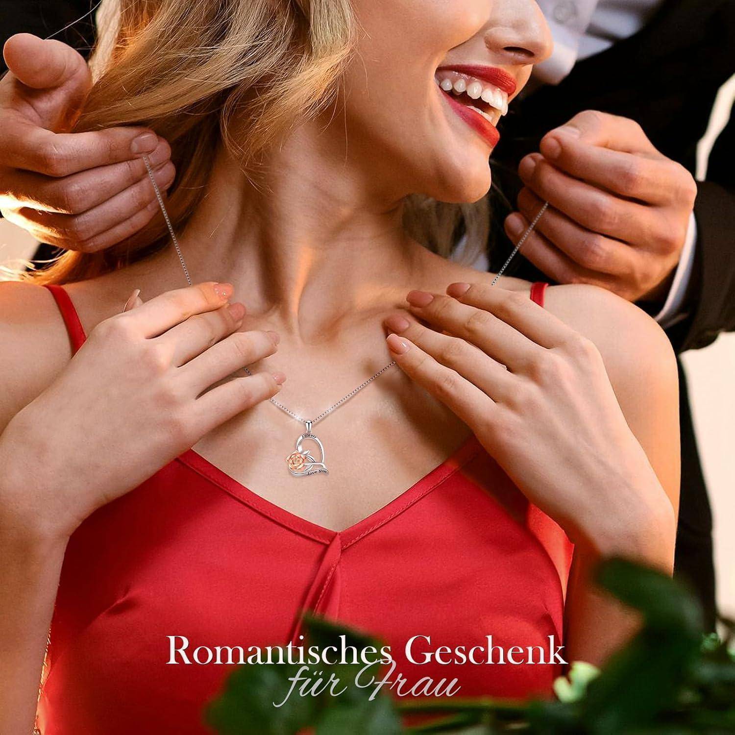 Eine Person in einem roten Kleid wird von einer anderen Person eine Halskette geschenkt. Der Text lautet 'Romantisches Geschenk für Frau