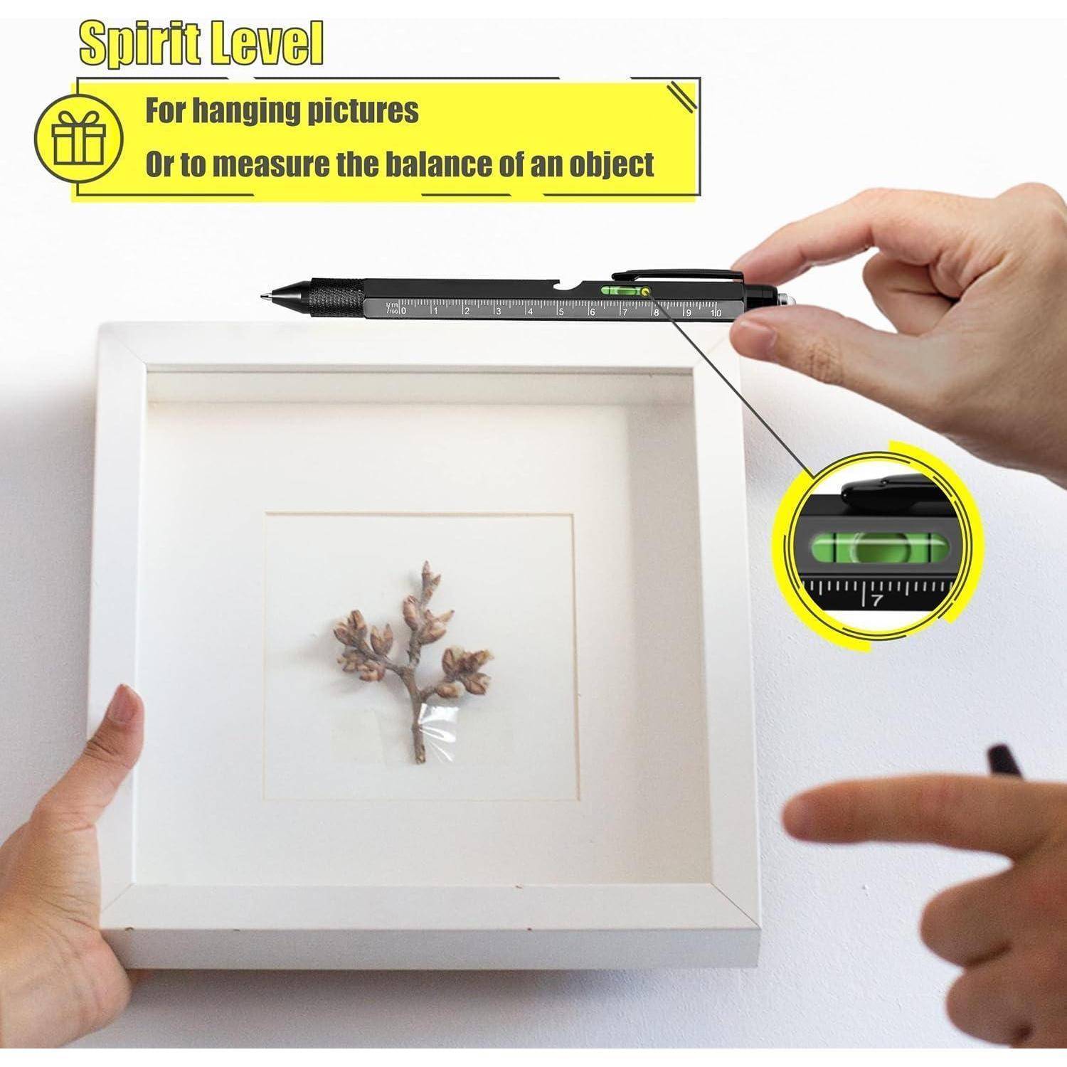 Eine Hand hält ein Stift-Werkzeug mit integrierter Wasserwaage, um einen Rahmen mit einem kleinen Zweig auf weißem Hintergrund auszurichten.
