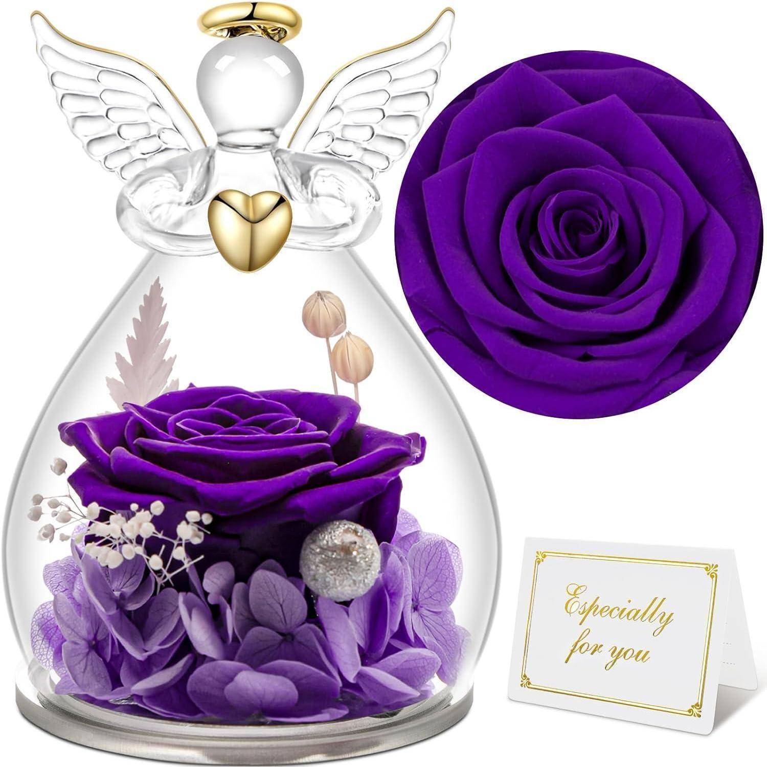 Eine violette konservierte Rose in einer Glaskuppel mit Flügeln eines Engels und goldenem Herzen. Inklusive einer Karte mit der Aufschrift 