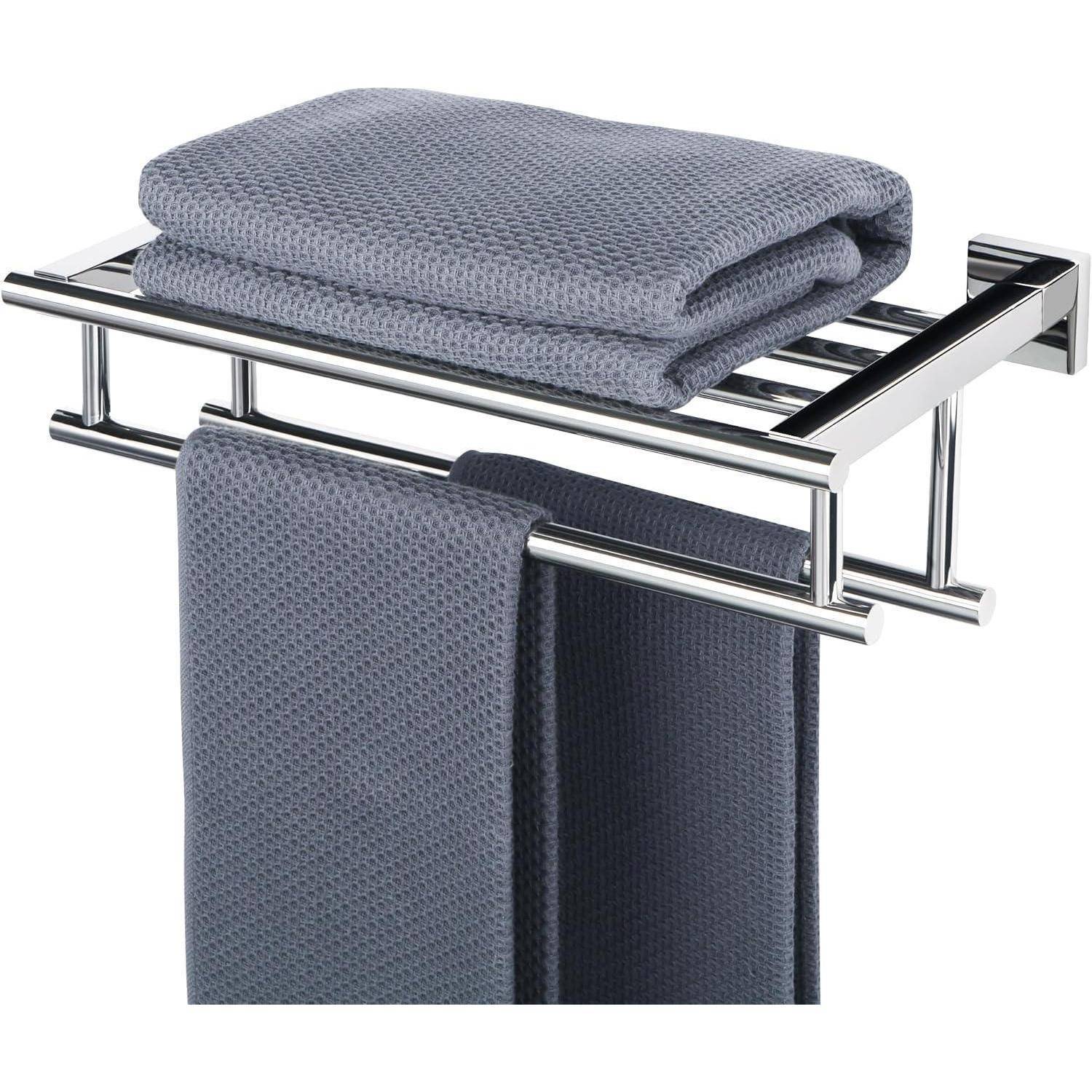 Ein wandmontierter Chrom-Handtuchhalter trägt einen zusammengefalteten grauen Handtuch oben und einen hängenden grauen Handtuch darunter.