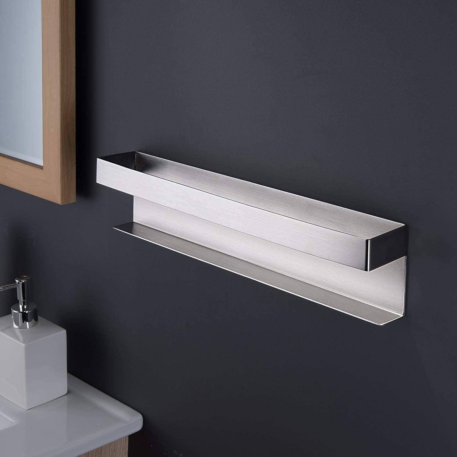 Modernes wandmontiertes Regal aus Edelstahl mit rechteckigem Design an einer dunklen Wand, angrenzend an einen Spiegel mit Holzrahmen und einen Seifenspender.