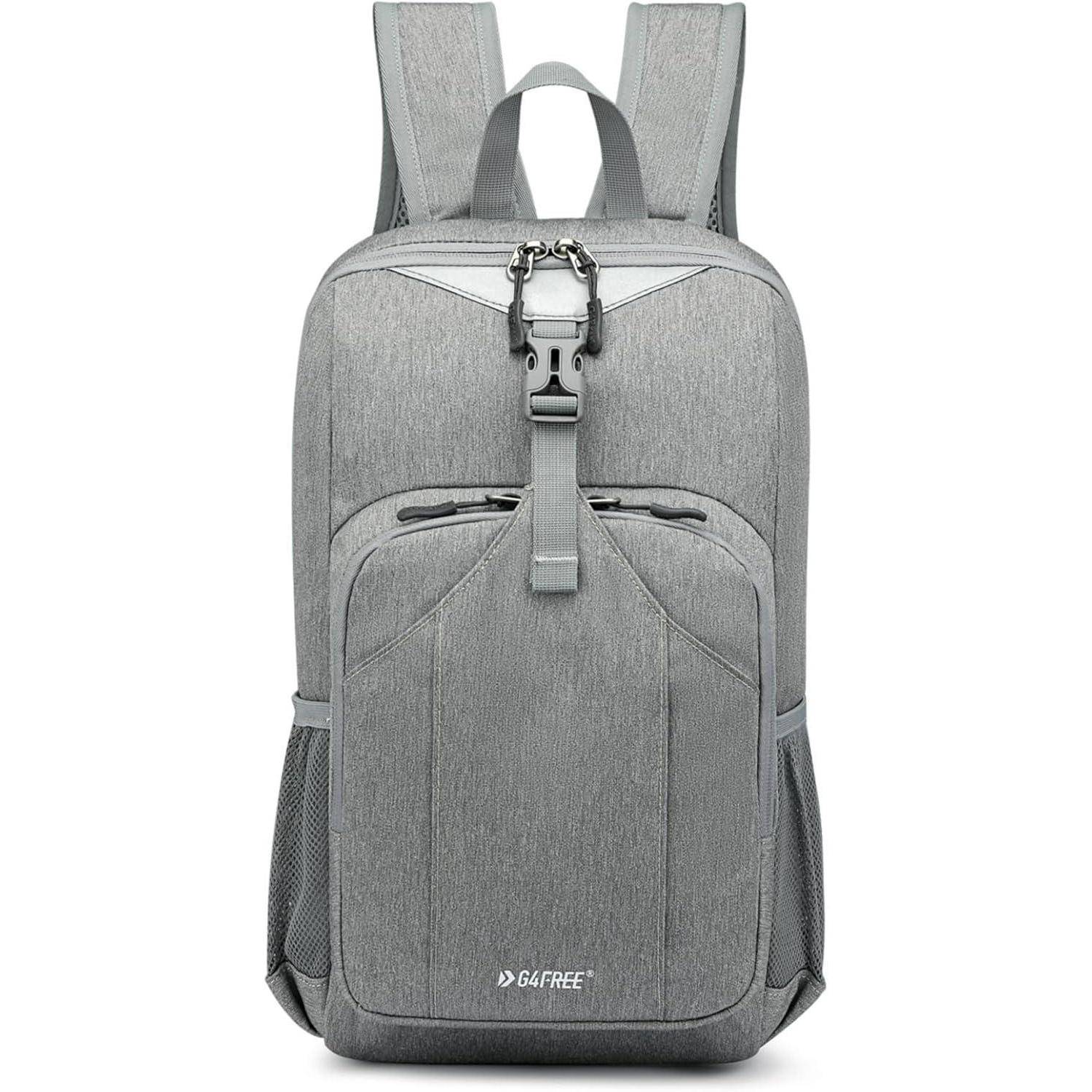 Grauer Rucksack mit mehreren Fächern, Frontschnalle und Netzseitentaschen. Ideal für Reisen oder den täglichen Gebrauch.