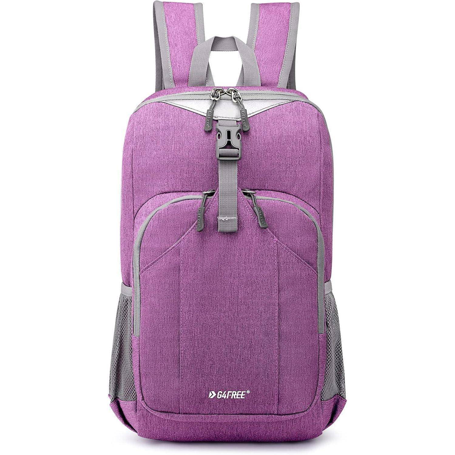 Ein lila Rucksack mit mehreren Fächern und einem grauen Reißverschluss liegt vor einem weißen Hintergrund.