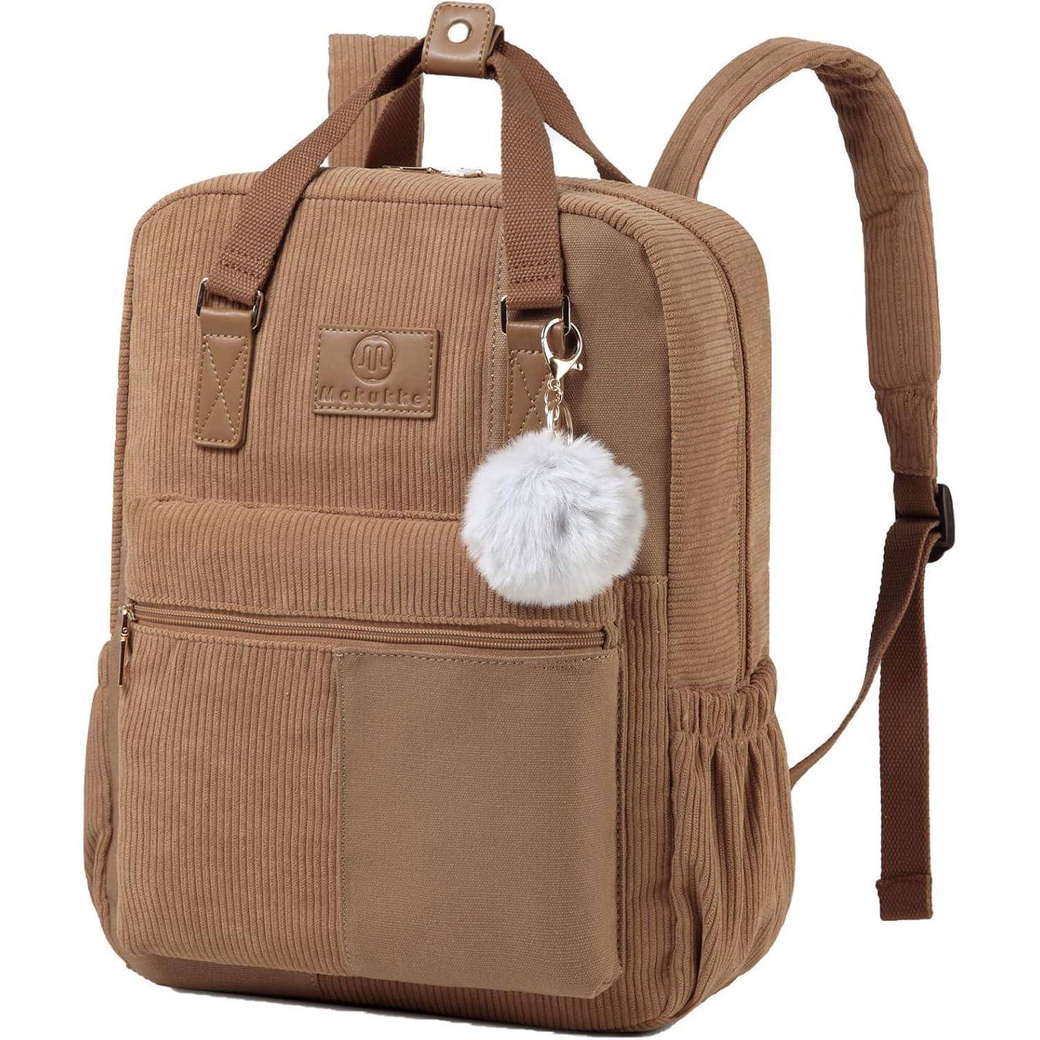 Beige Cordrucksack mit braunen Trägern, Vordertasche, Seitentasche und einem flauschigen weißen Pom-Pom-Schlüsselanhänger.