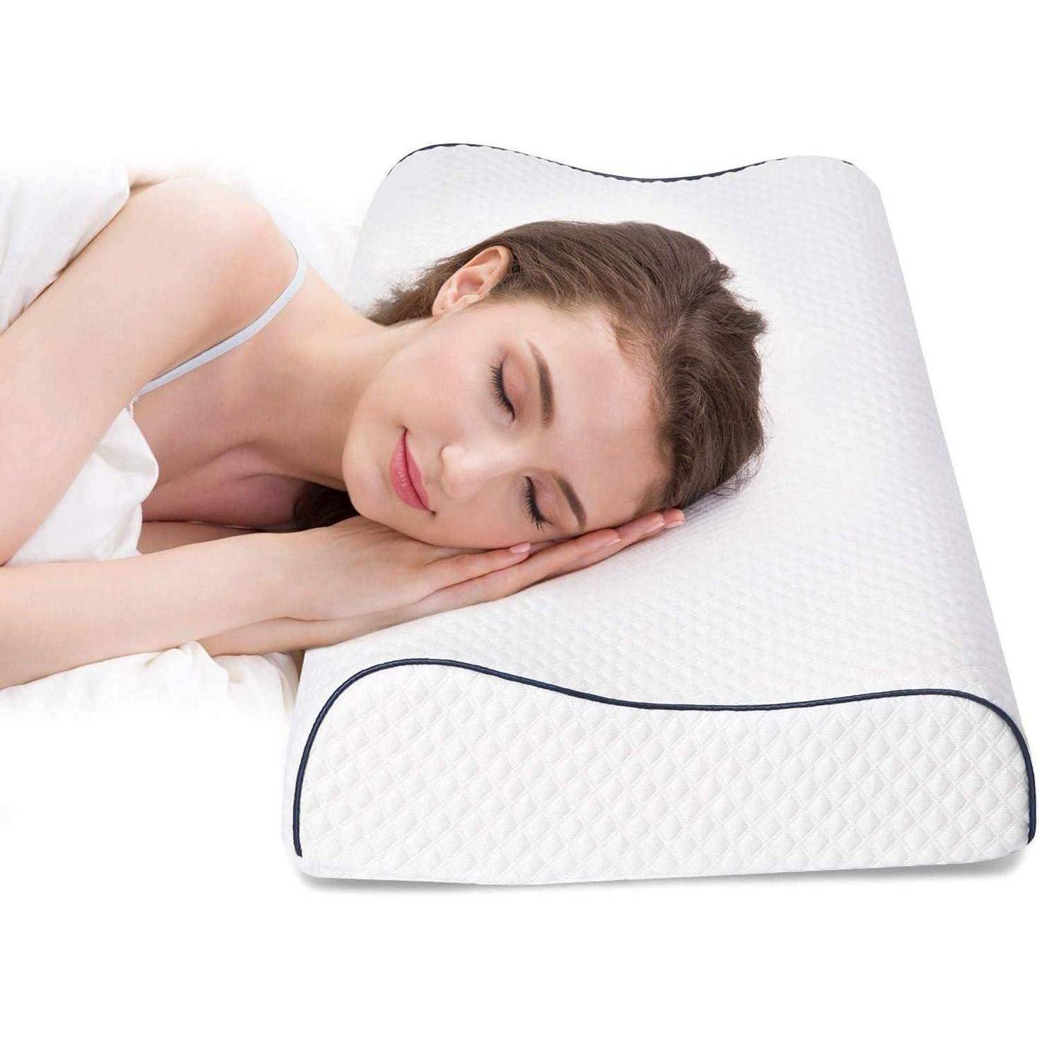 Eine Person, die friedlich auf einem weißen, konturierten Memoryschaum-Kissen schläft und Komfort und ergonomische Unterstützung andeutet.