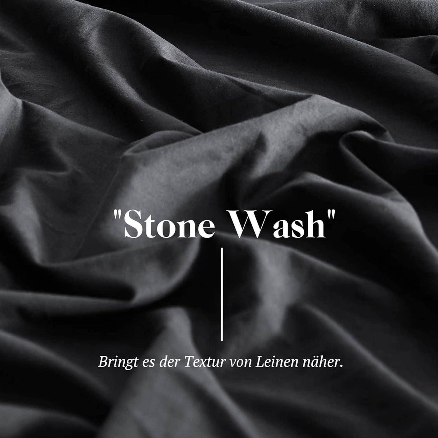 Dunkler, strukturierter Stoff mit dem Text ‚Stone Wash' und ‚Bringt es der Textur von Leinen näher.