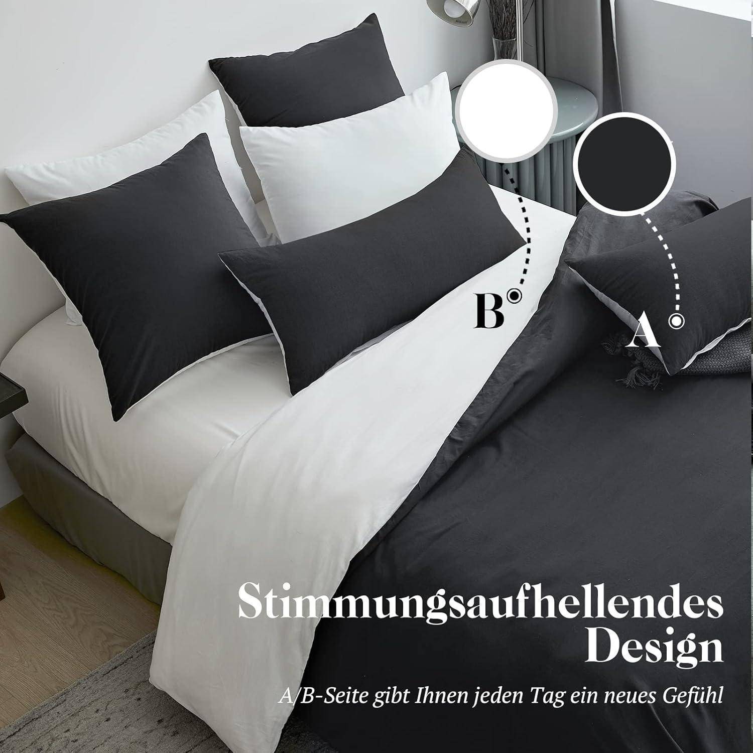 Ein sauber gemachtes Bett mit schwarz-weißer Bettwäsche, beschriftet mit 'A' und 'B'. Text lautet: 'Stimmungsaufhellendes Design - A/B-Seite gibt Ihnen jeden Tag ein neues Gefühl.