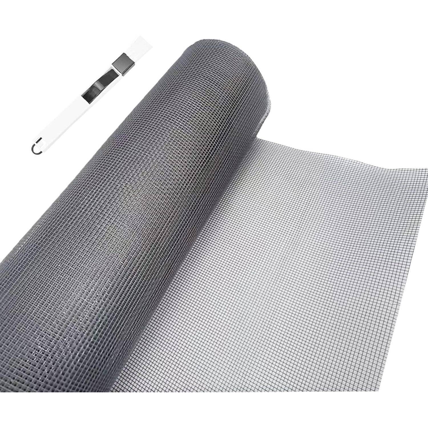 Eine Rolle schwarzes Fiberglas-Maschengittergewebe mit einem Werkzeug zur Reparatur von Fenstern, das für die Reparatur oder den Ersatz beschädigter Fenstergitter verwendet wird.