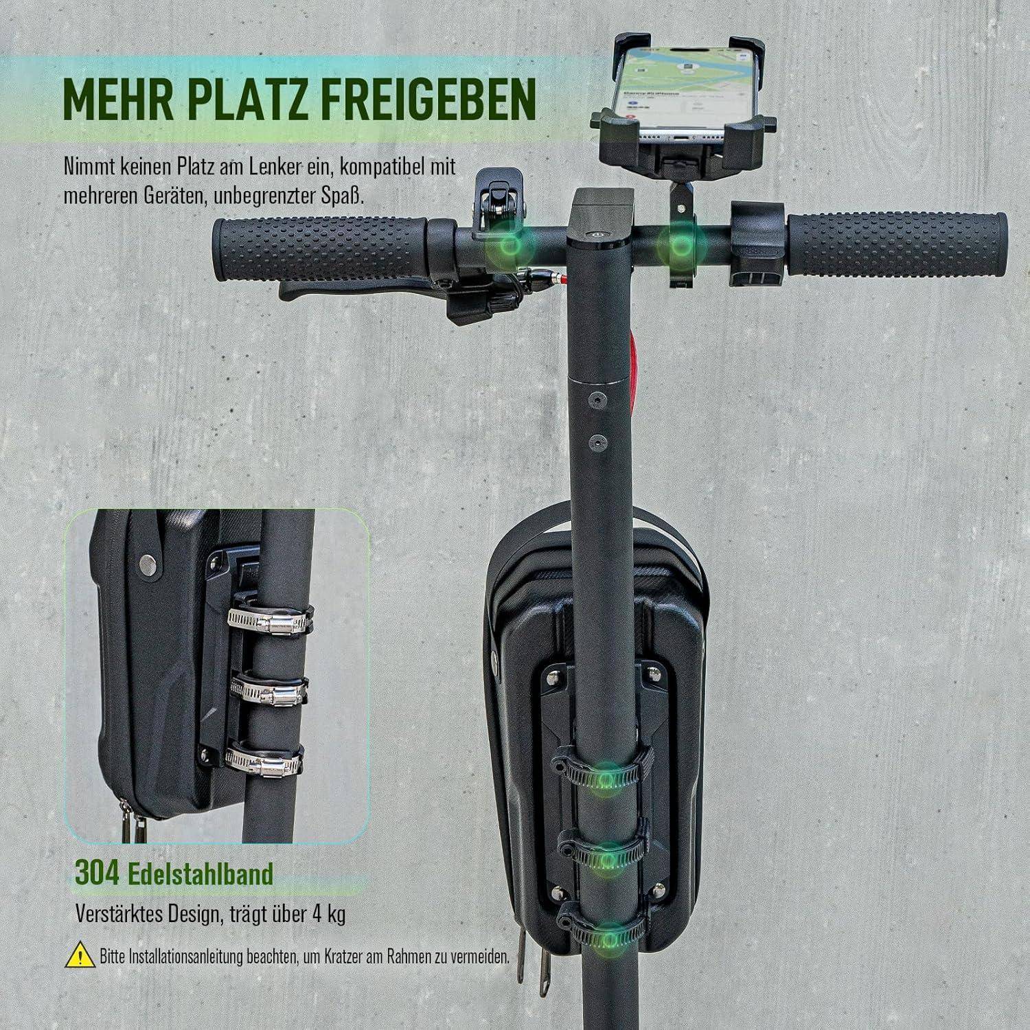 Ein schwarzer Handyhalter, der am Lenker montiert ist, wird auf einem Elektroroller gezeigt. Der Text hebt sein platzsparendes Design und seine Kompatibilität hervor.