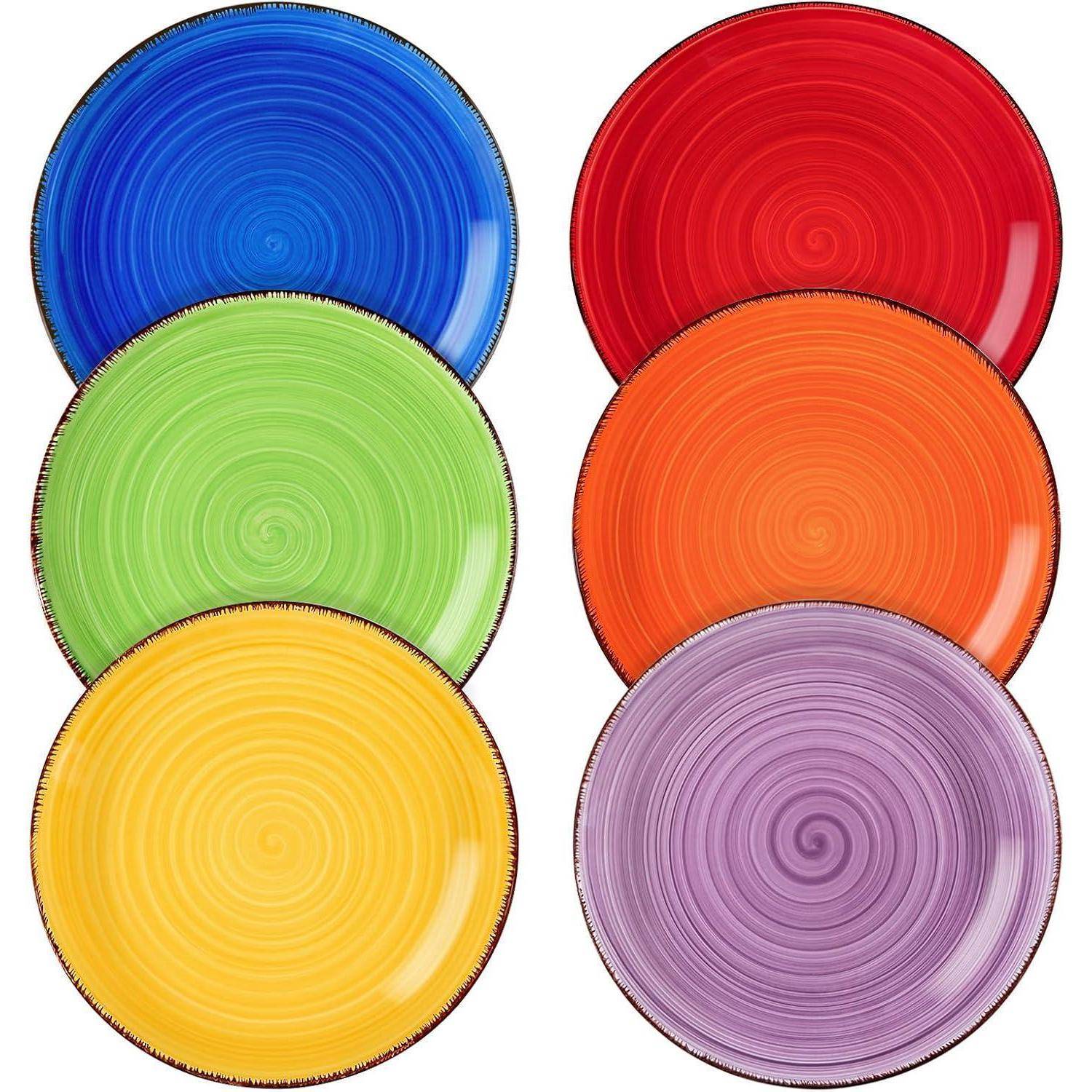 Ein Satz von sechs Keramiktellern, jeder mit einem wirbelnden Muster in verschiedenen Farben: Blau, Rot, Grün, Orange, Gelb und Lila.
