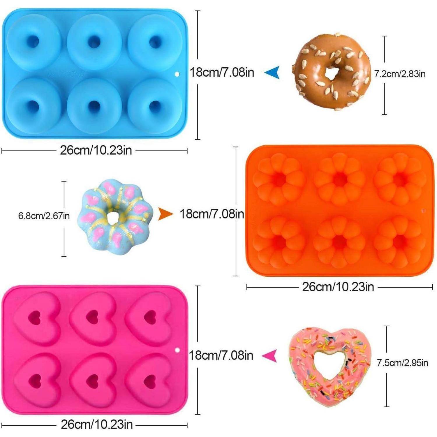 Ein Set aus drei Silikonbackformen: eine blaue mit kreisförmigen Mustern, eine orangefarbene mit Blumenformen und eine rosa mit Herzformen, jeweils mit ihren entsprechenden Abmessungen.