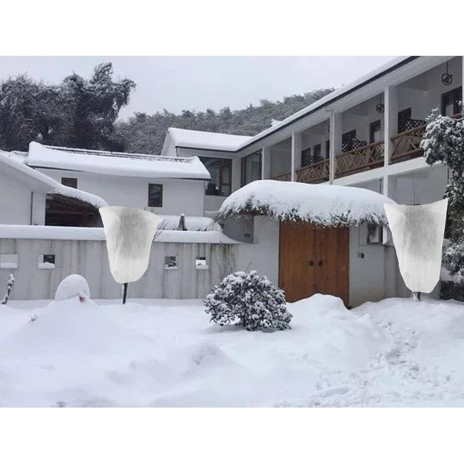 Eine schneebedeckte Außenszene mit einer Reihe von Gebäuden und Bäumen im Hintergrund.