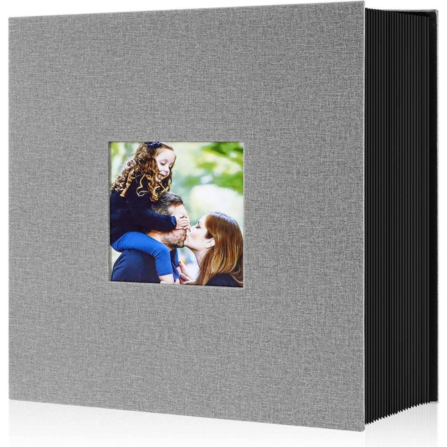 Ein graues Fotoalbum mit einem kleinen Titelbild einer Familie, auf dem ein Kind auf den Schultern eines Mannes sitzt und von einer Frau im Freien geküsst wird.