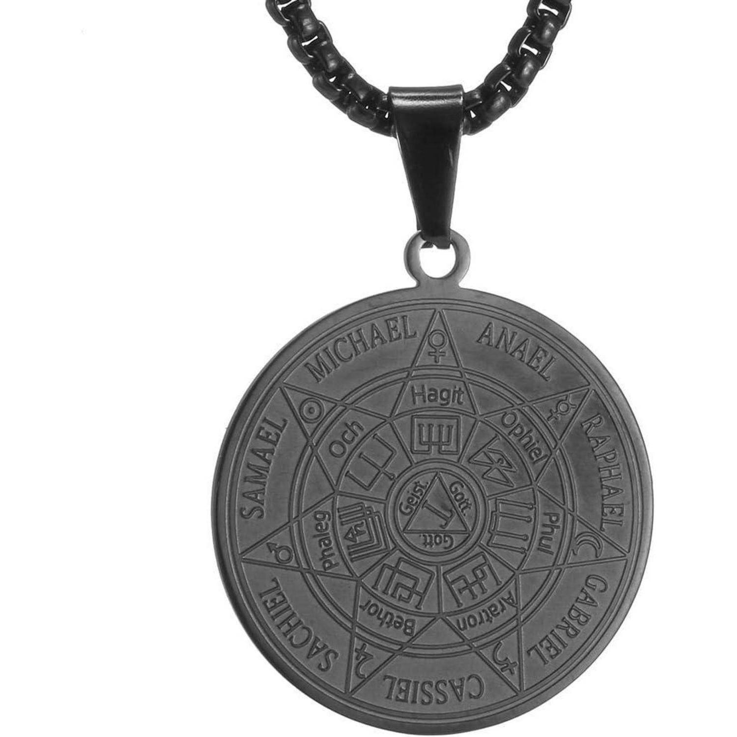 Ein kreisförmiger Anhänger, in den Namen wie ‚Michael', ‚Gabriel' und andere eingraviert waren, mit einem zentralen Sterndesign, hing an einer Kette.