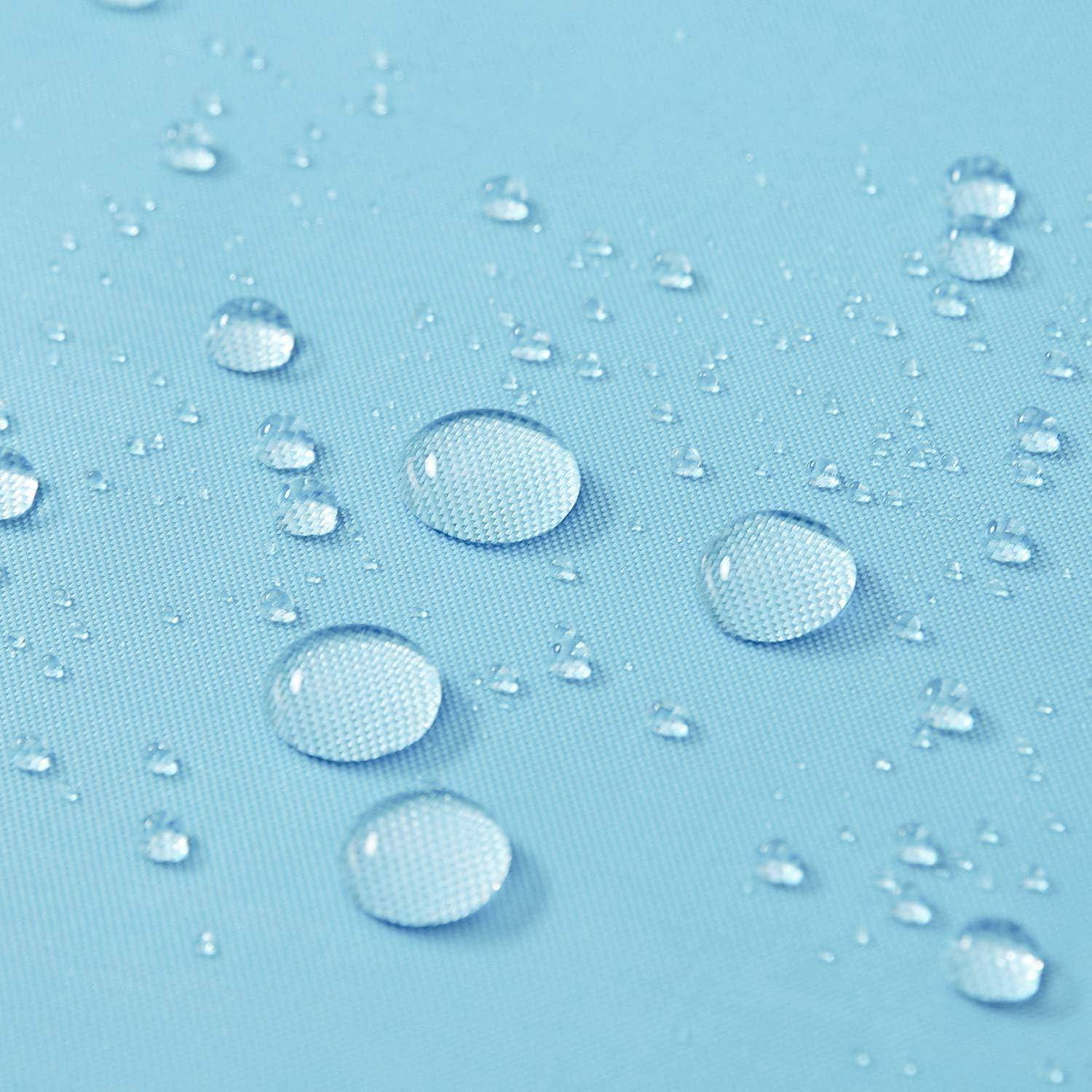 Wassertröpfchen auf einer glatten, hellblauen Oberfläche bilden kleine Cluster und unterstreichen die wasserabweisenden Eigenschaften der Oberfläche.