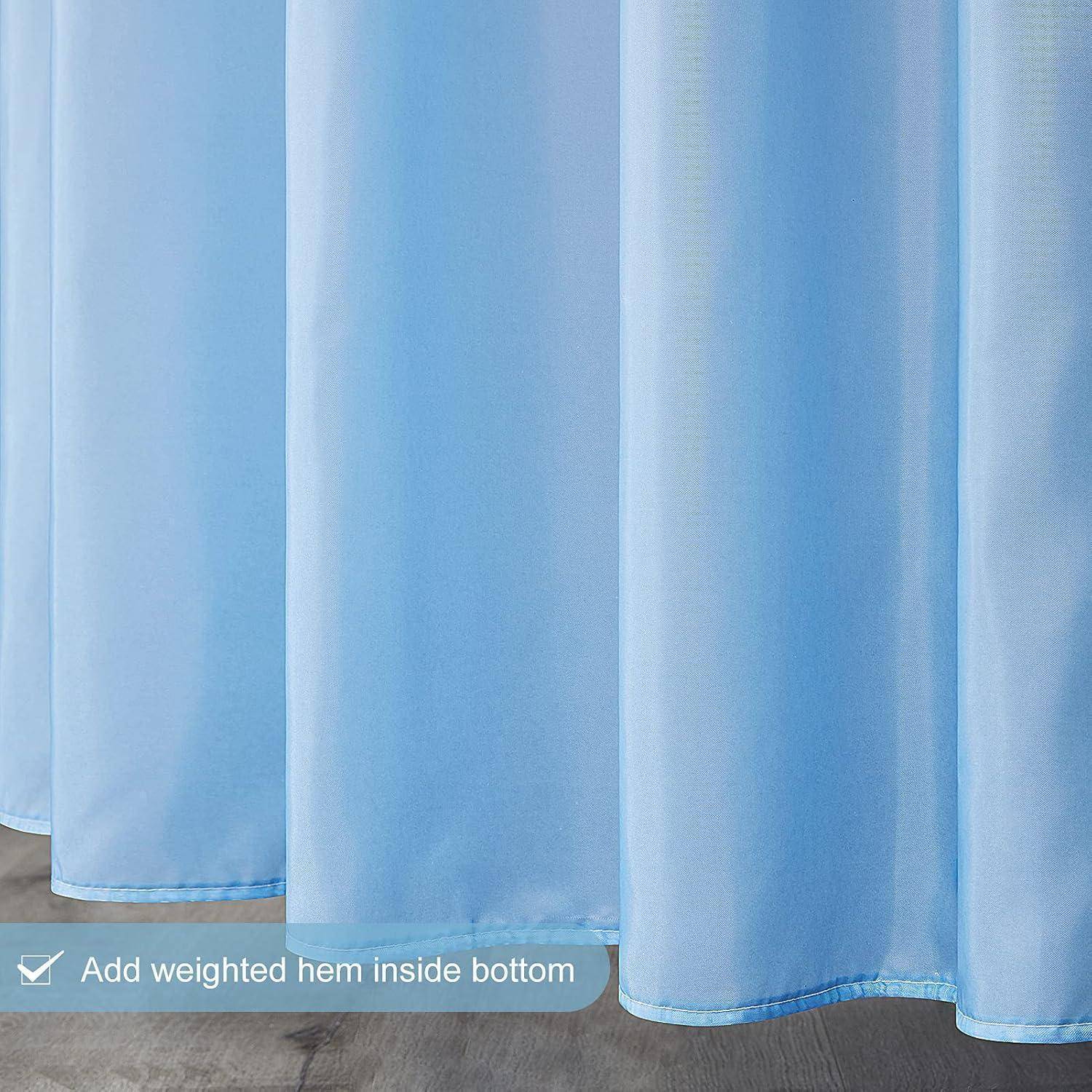 Leichte blaue Gardine mit zusätzlich eingenähtem Beschwerungssaum im unteren Bereich, der den Fall und die Struktur verbessert.