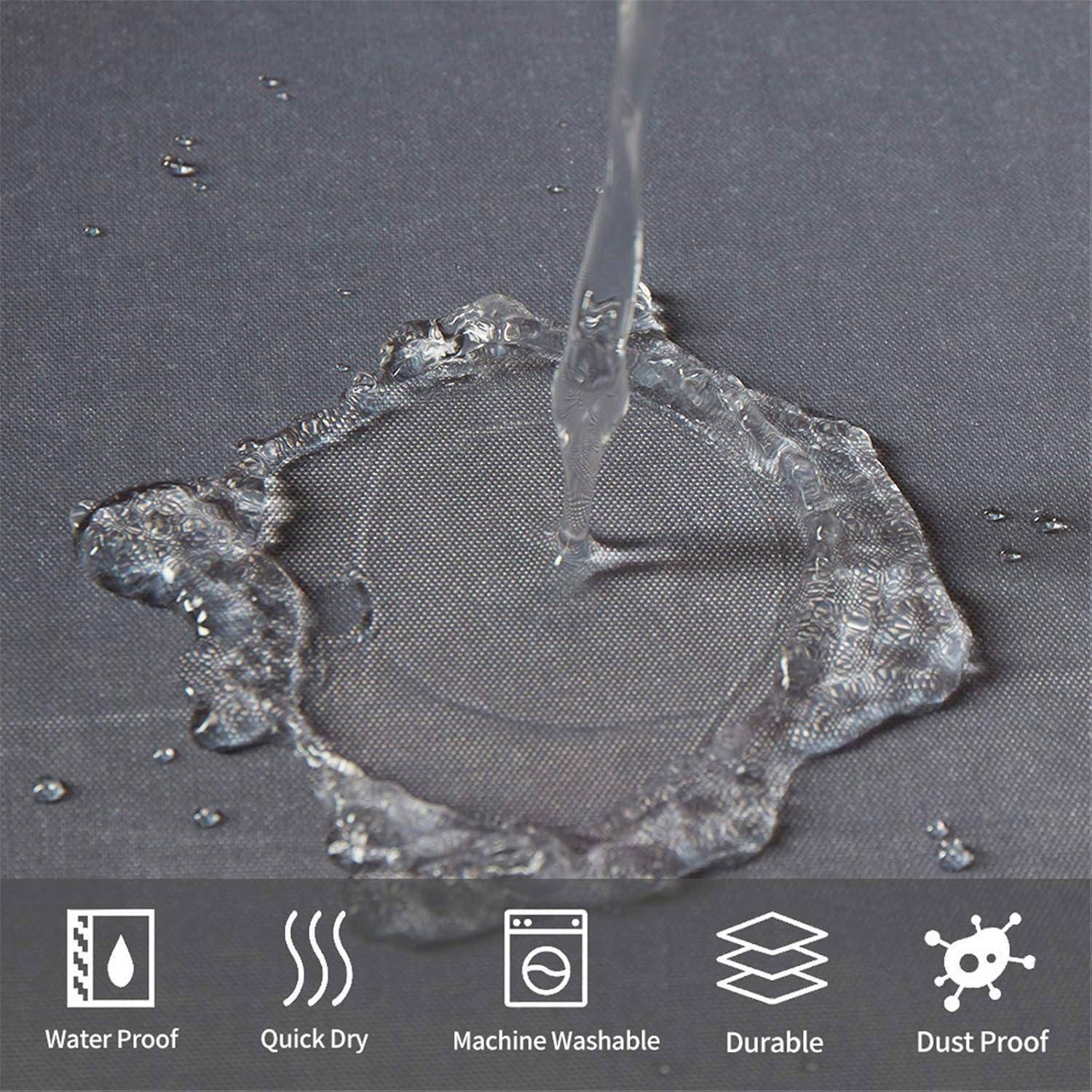 Wasser fließt auf einen dunklen Stoff und veranschaulicht dessen wasserdichte Eigenschaft. Die Icons unten zeigen an, dass er wasserdicht, schnell trocknend, waschmaschinengeeignet, langlebig und staubdicht ist.