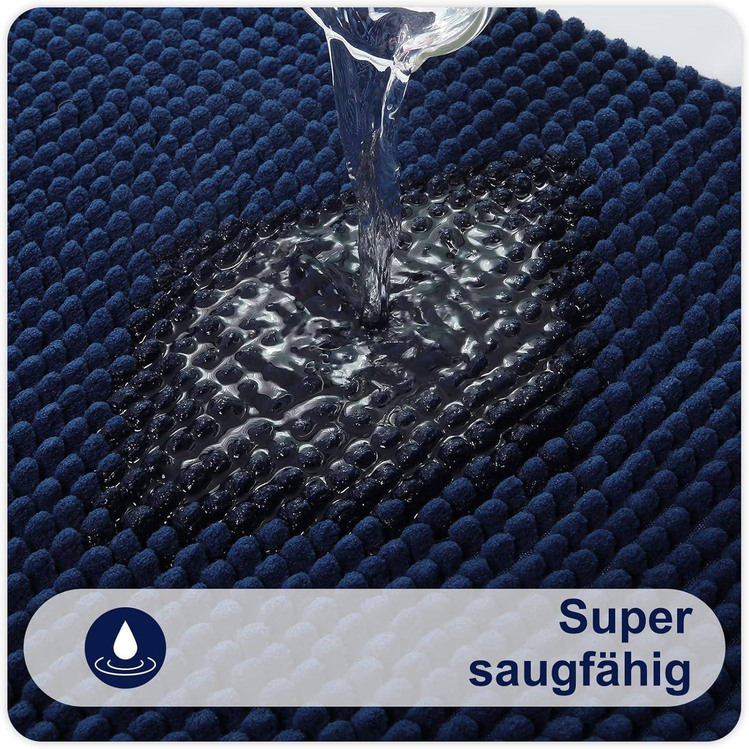 Wasser, das auf eine dunkelblau strukturierte Matte gegossen wird und dabei hohe Saugfähigkeit zeigt, mit dem deutschen Text 