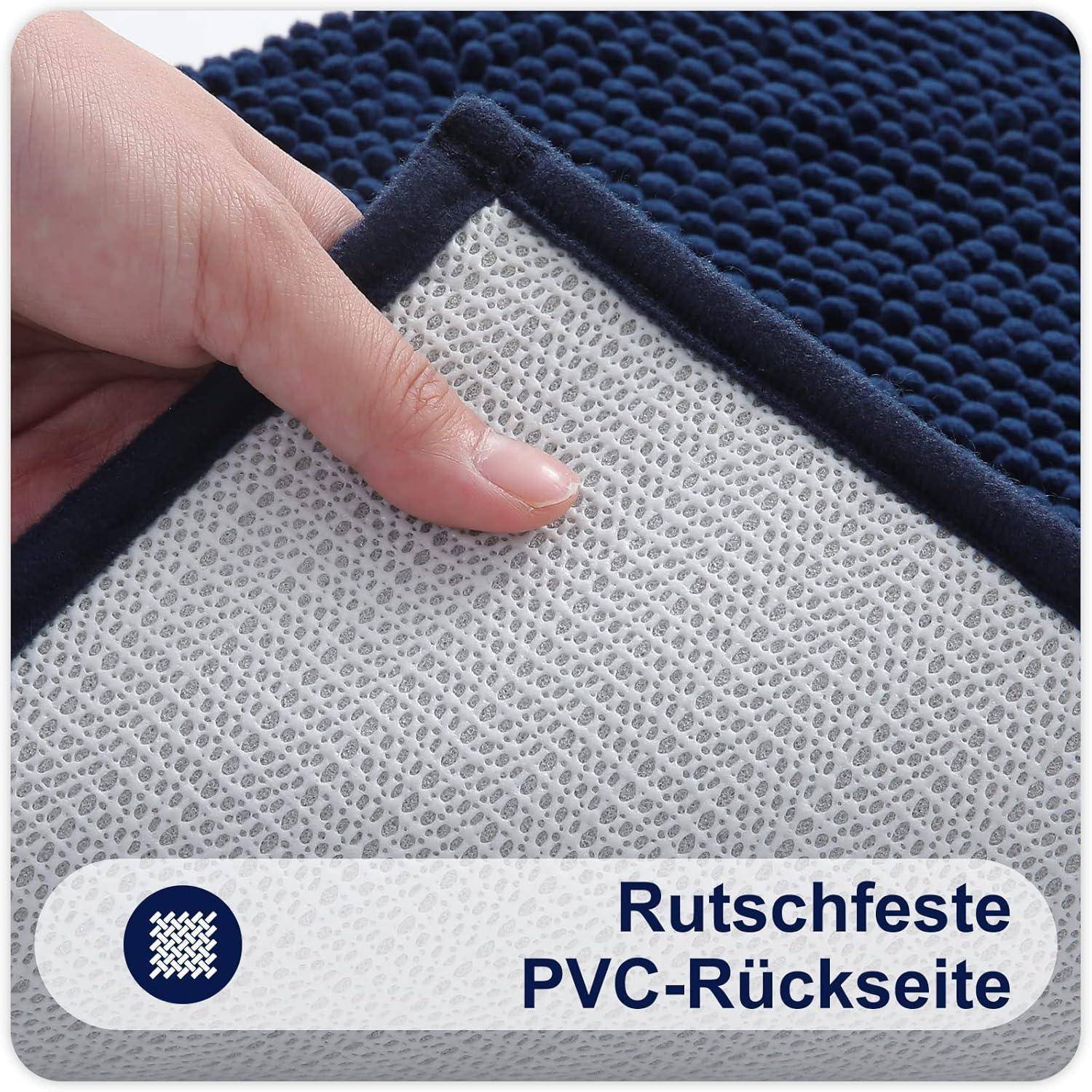 Eine Hand hebt eine Ecke eines dunkelblauen, strukturierten Teppichs und enthüllt eine rutschfeste PVC-Rückseite. Deutscher Text lautet: „Rutschfeste PVC-Rückseite.