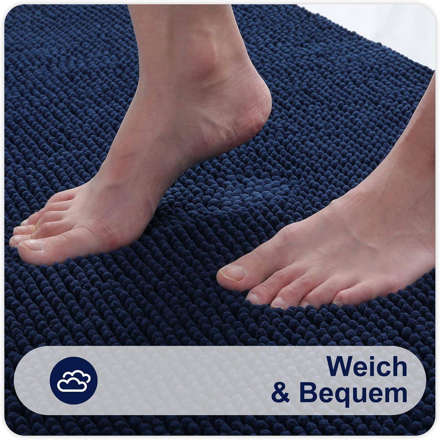 Nackte Füße auf einer blauen strukturierten Matte mit der Aufschrift 