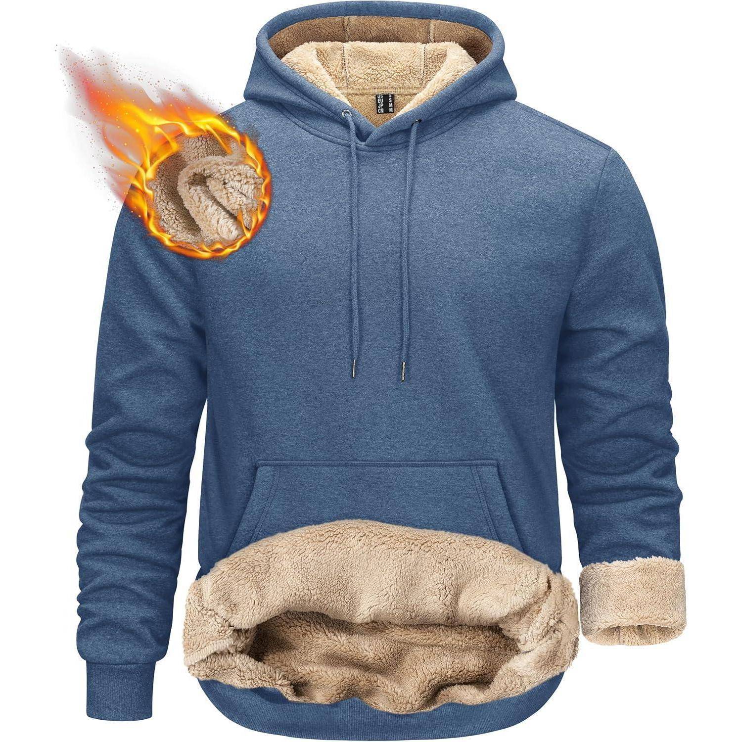 Ein blauer Hoodie mit einem warmen, flauschigen Futter, das aufgeschlagen ist und seine Weichheit zeigt. Ein Flammenlogo deutet auf Wärme und Isolierung hin.