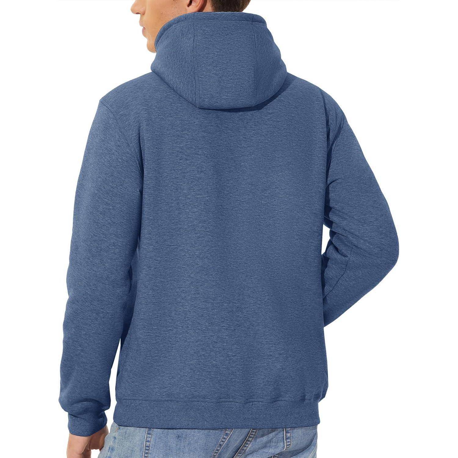 Eine Person in einem blauen Hoodie und Jeans wird von hinten gezeigt, mit dem Rücken zur Betrachter.