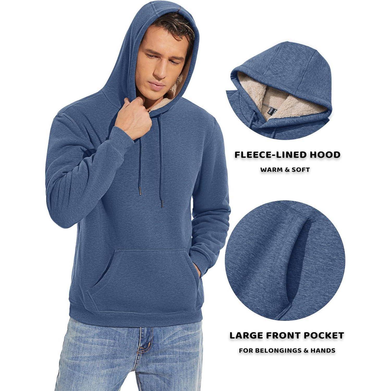 Ein Mann trägt einen blauen Hoodie mit mit Fleece gefütterter Kapuze und großer Fronttasche, der Merkmale wie Wärme und Stauraum für Hände oder Habseligkeiten zeigt.