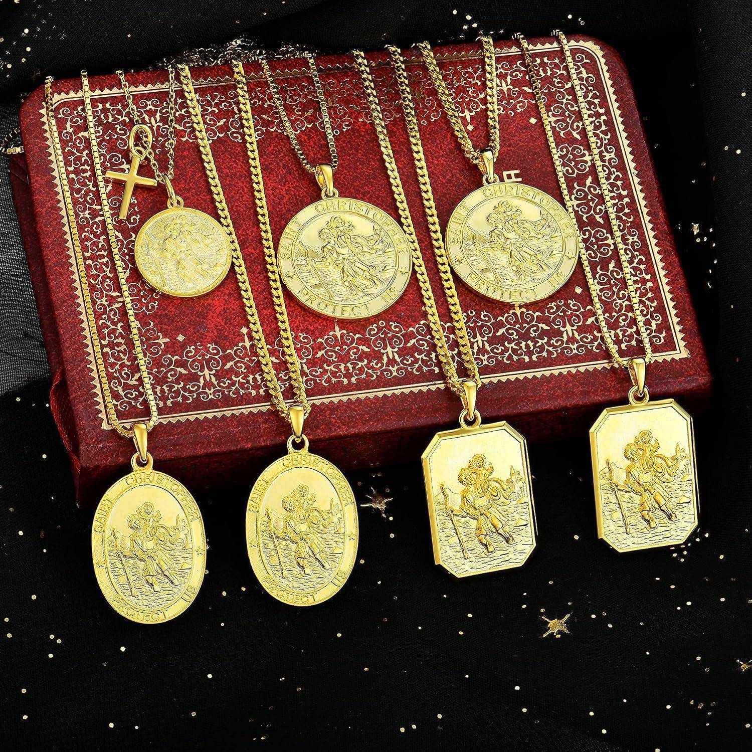 Ein rotes Dekorationsbuch enthält verschiedene goldene religiöse Anhänger mit Halsketten, darunter kreisförmige, ovale und rechteckige Designs.