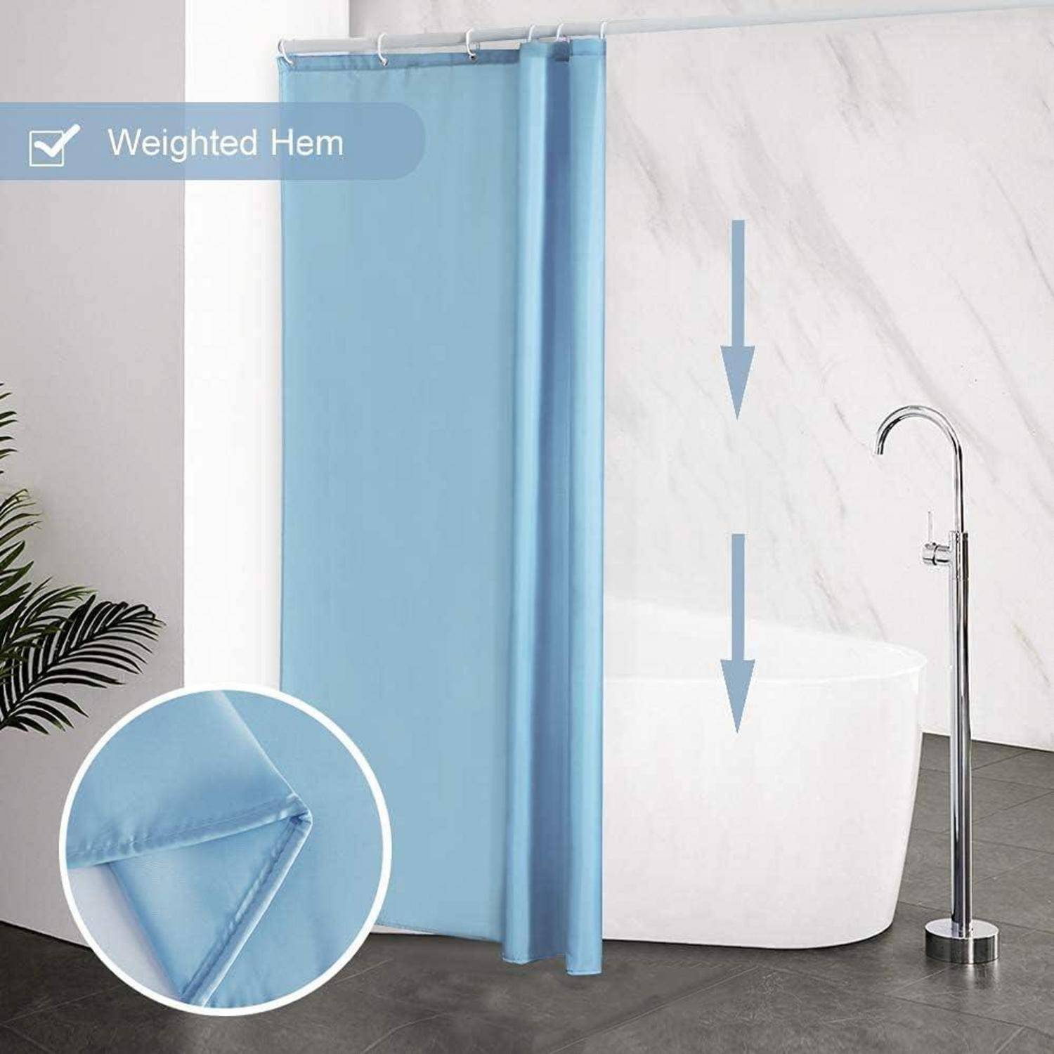 Ein blauer Duschvorhang mit beschwertem Saum hängt in der Nähe einer freistehenden Badewanne. Pfeile zeigen, dass er gerade hängt. Die Einblendung zeigt Details des Saums.
