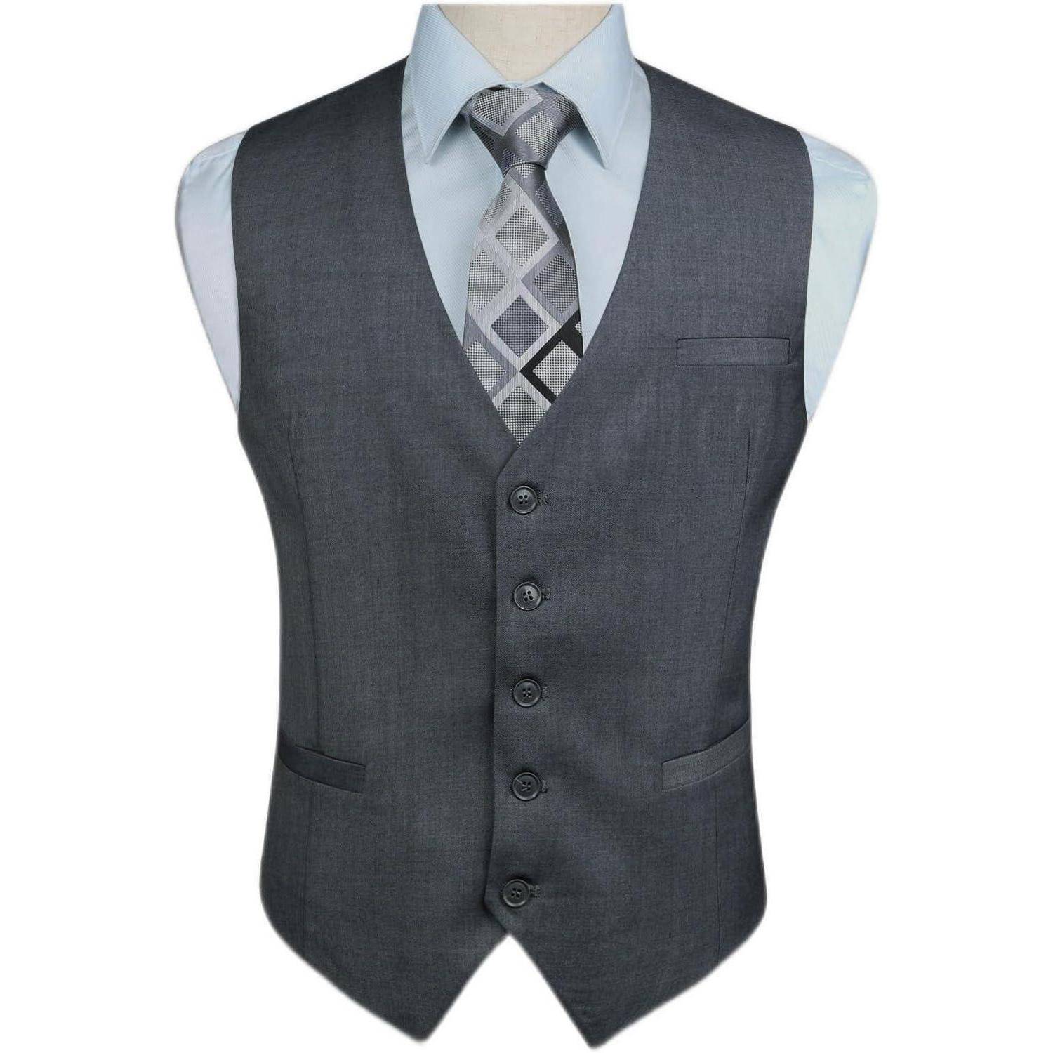 Eine graue, ärmelloses Anzugsweste wird auf einer Schaufensterpuppe präsentiert, kombiniert mit einer gemusterten grauen Krawatte und einem hellblauen Kleidungshemd.