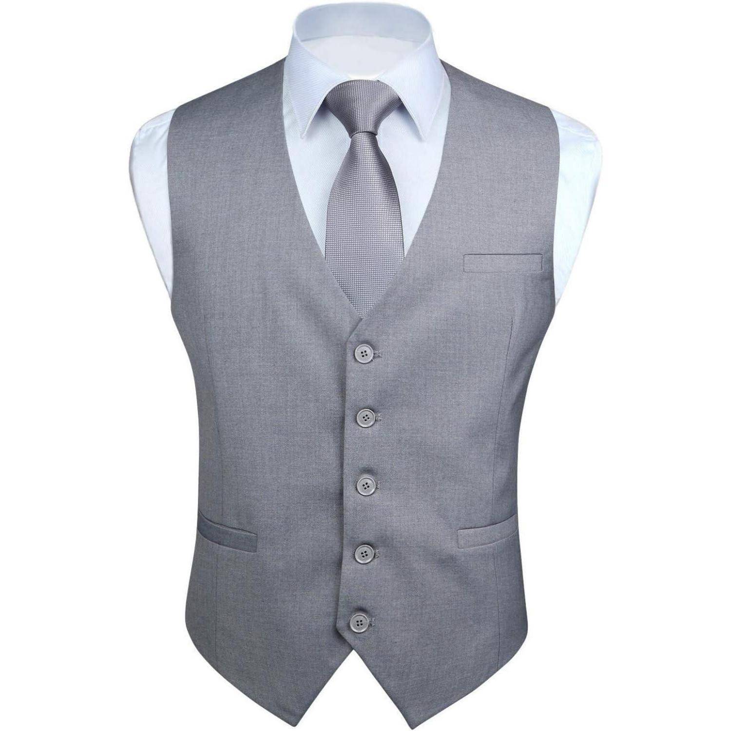 Eine graue formelle Weste über einem weißen Hemd mit einer passenden grauen Krawatte, ordentlich zugeknöpft, die eine Business- oder formelle Garderobe präsentiert.