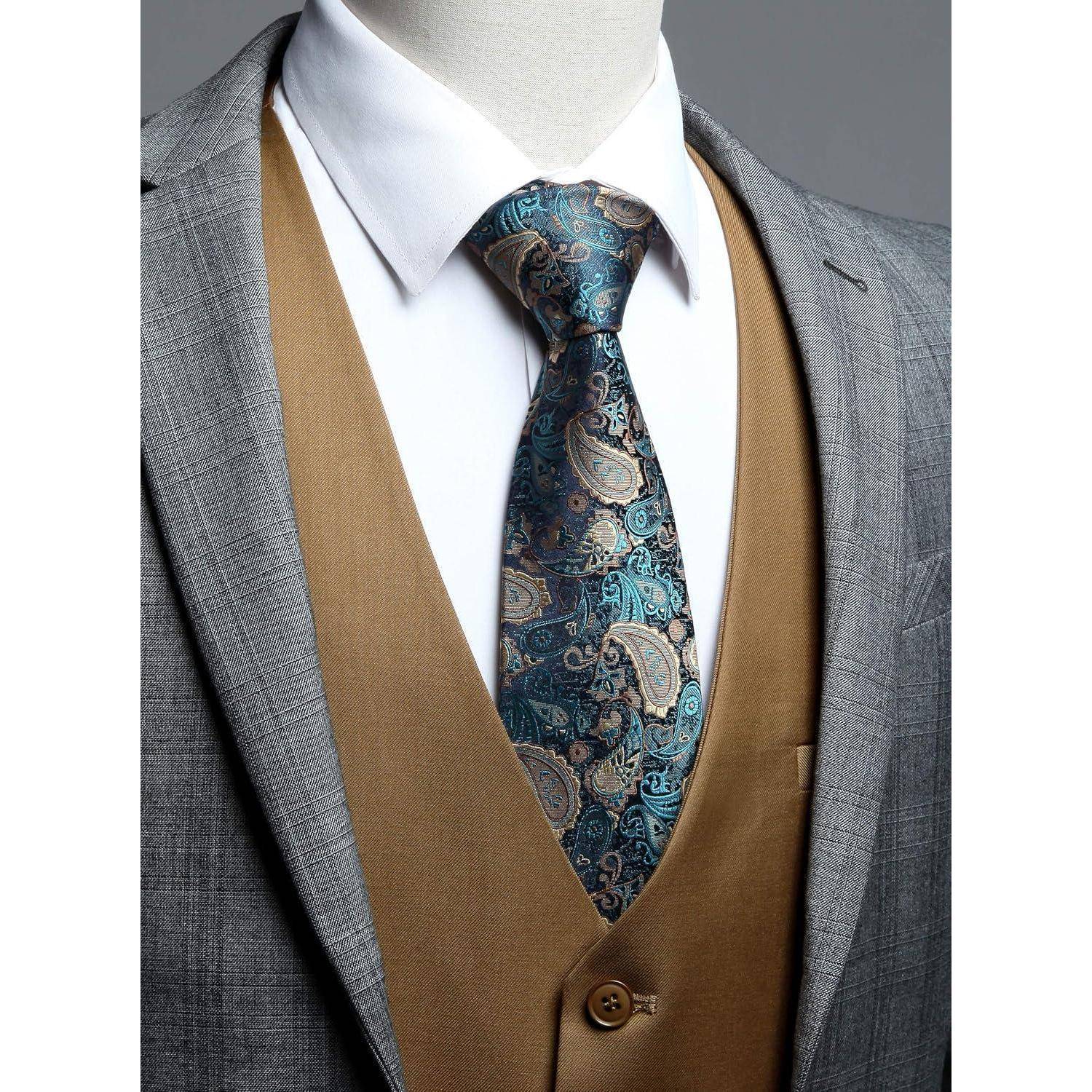 Eine Schaufensterpuppe trägt einen grauen Anzug mit einer braunen Weste und einer blauen Paisleykrawatte und unterstreicht damit ein formelles und stilvolles Outfit.