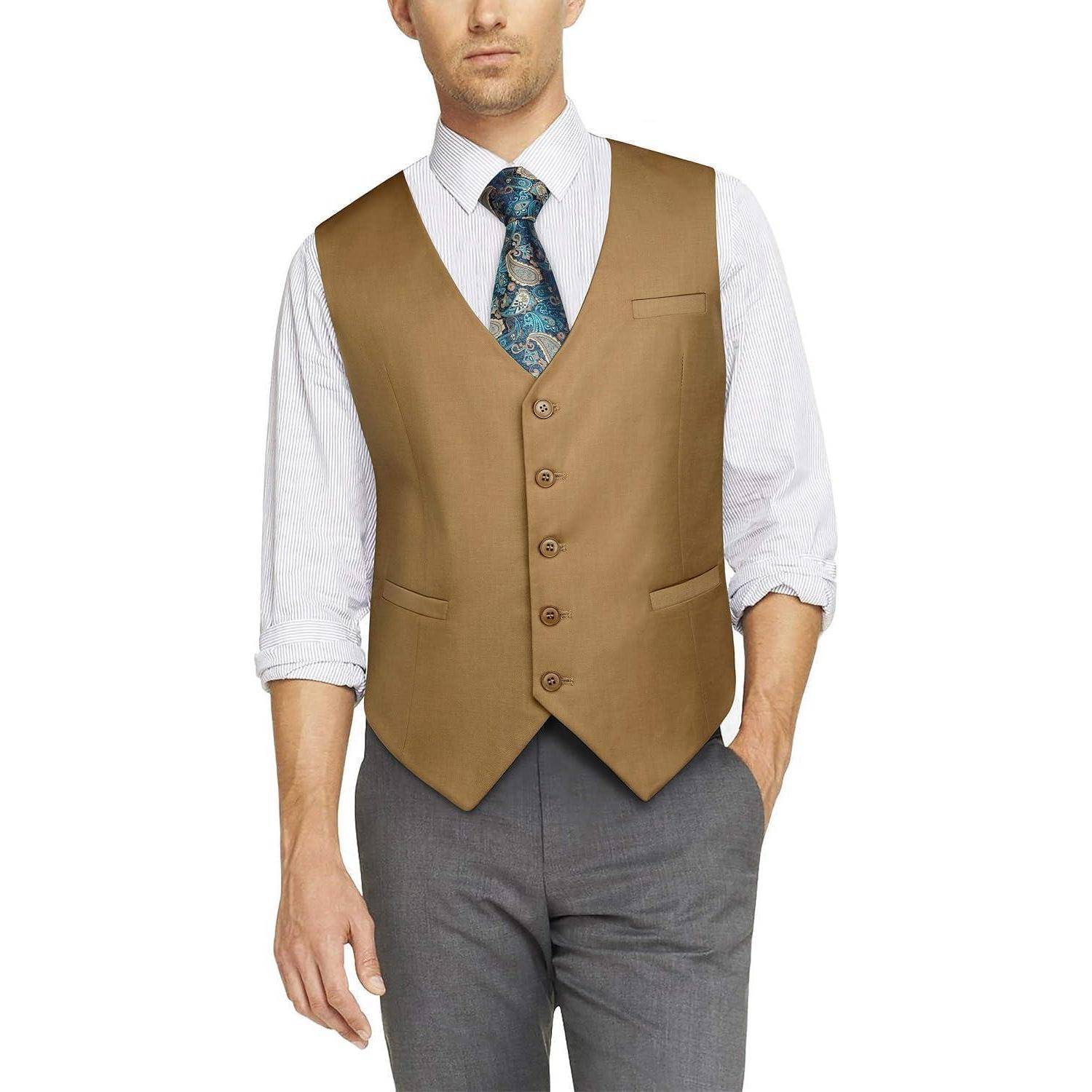 Ein Mann präsentiert ein formelles Outfit mit einer braunen Weste, weißem Hemd, gemusteter Krawatte und grauen Hosen und demonstriert dabei einen Business-Casual-Stil.