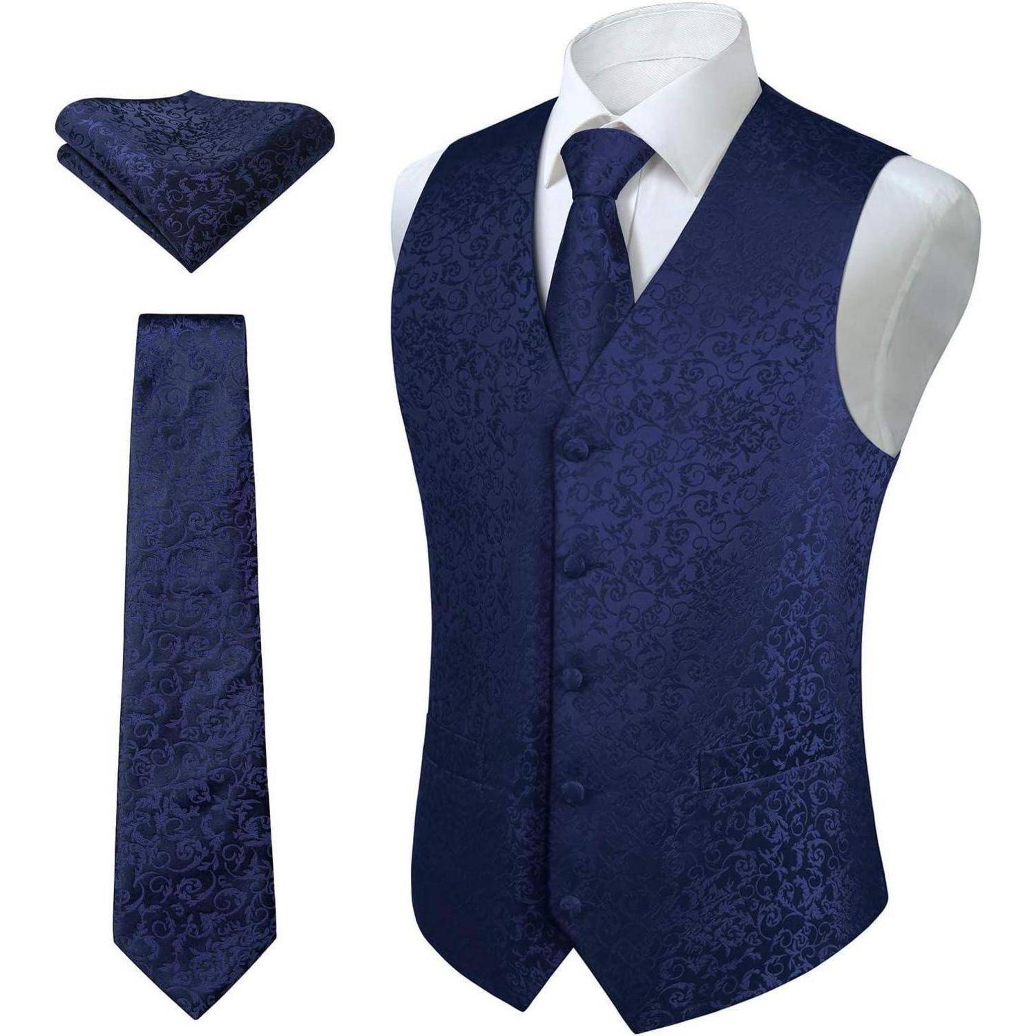 Eine marineblau-paisleymusternte Weste mit passender Krawatte und Einstecktuch. Die Weste verfügt über eine Knopfleiste vorne und wird mit einem weißen Dress-Hemd darunter kombiniert.