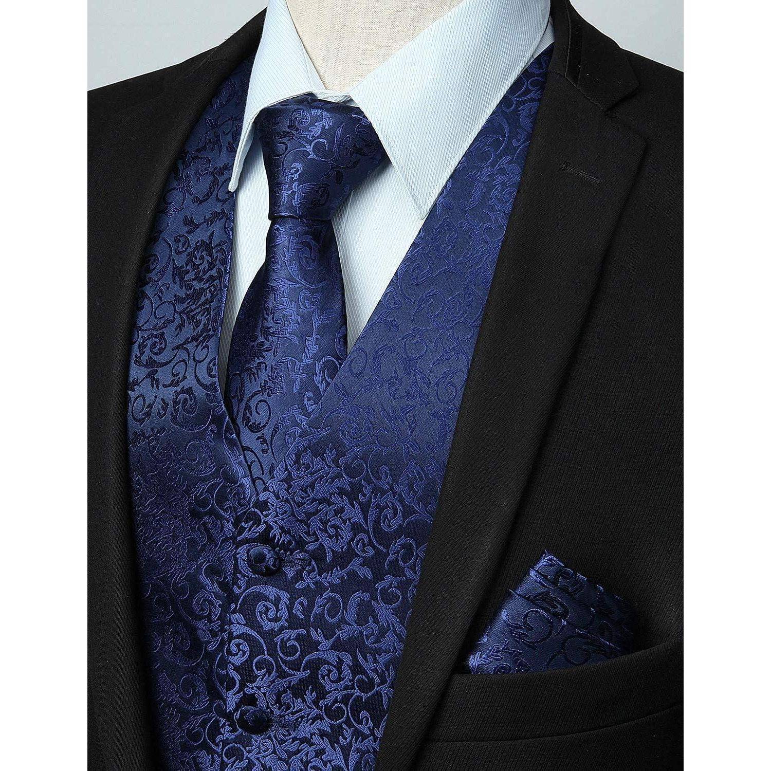 Ein Anzug mit einer dunkelblauen Weste mit Blumenmuster und passender Krawatte, getragen über einem hellblauen Hemd, der elegante Abendgarderobe zeigt.