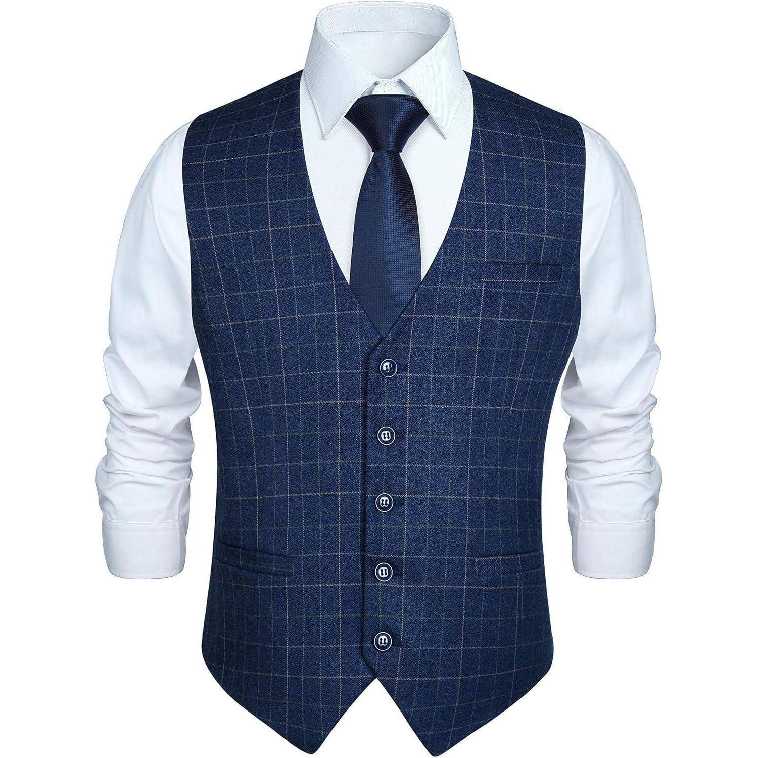 Ein formelles Outfit mit einer blau karierten Weste, weißem Dresshirt und blauer Krawatte. Die Ärmel sind hochgekrempelt, was einen smart-lässigen Look ergibt.