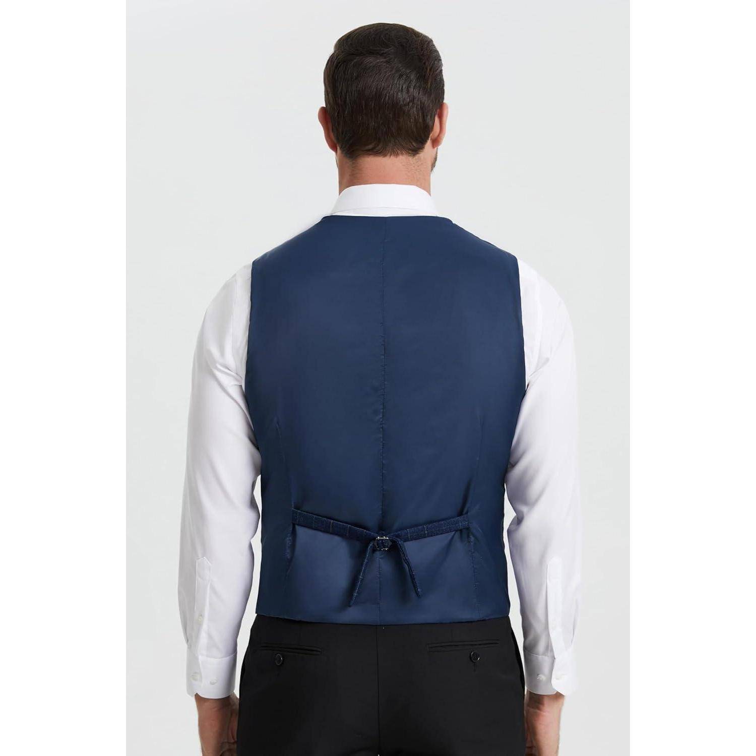 Ein Mann wird von hinten gezeigt, der ein weißes Hemd, eine marineblau-farbene Weste und schwarze Hosen trägt. Der Fokus liegt auf dem Kleidungsstil und der Passform.