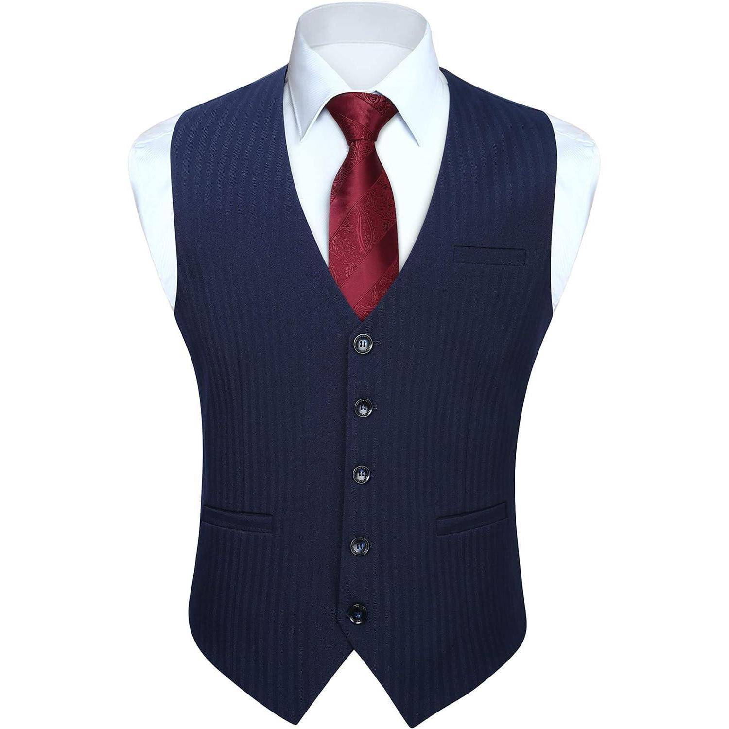 Eine maßgeschneiderte marineblaue Nadelstreifenweste mit einem weißen Hemd und einer tiefrot Krawatte, die einen formellen, eleganten Businesslook präsentiert.