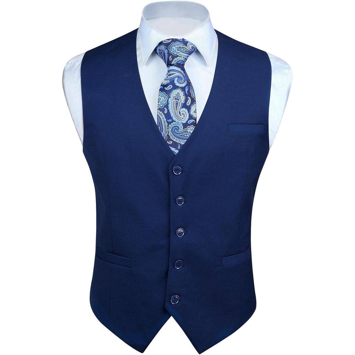 Eine marineblaue Weste mit Knöpfen über einem weißen Hemd und einer paisleymustrigen Krawatte, die einen formellen Kleidungsstil präsentiert.