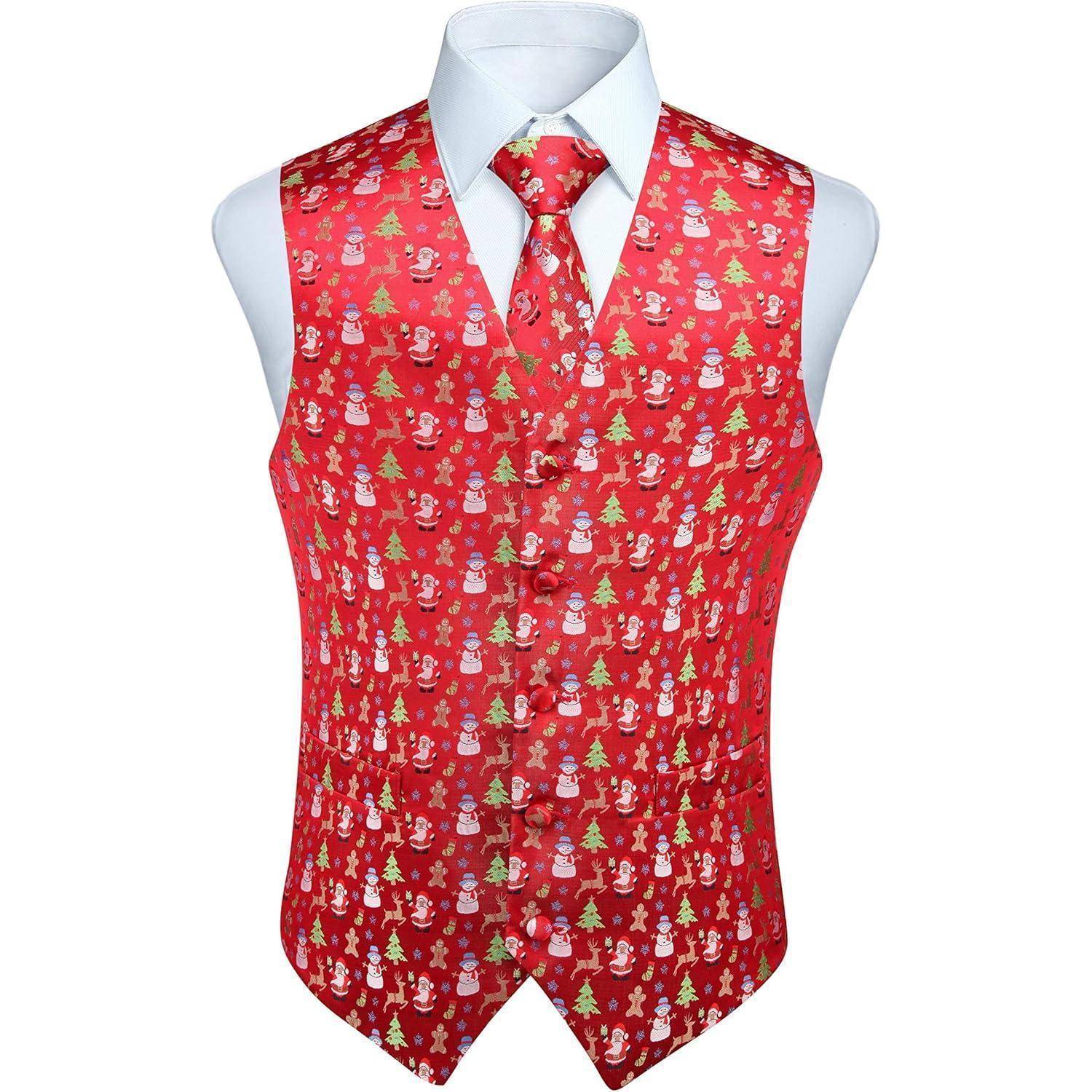 Eine festliche rote Weste und eine Krawatte mit einem Muster aus Schneemännern und Weihnachtsbäumen auf einem weißen Hemd, geeignet für Festtagskleidung.