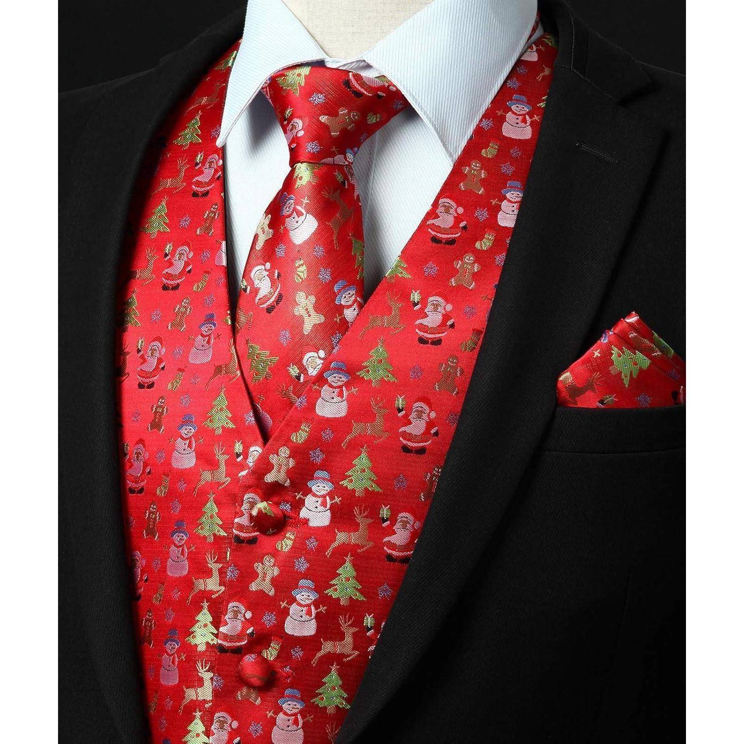 Ein Anzug mit einer festlichen roten Weste und einer Krawatte mit Mustern von Schneemännern, Weihnachtsmann, Rentieren und Weihnachtsbäumen, kombiniert mit einer schwarzen Jacke.