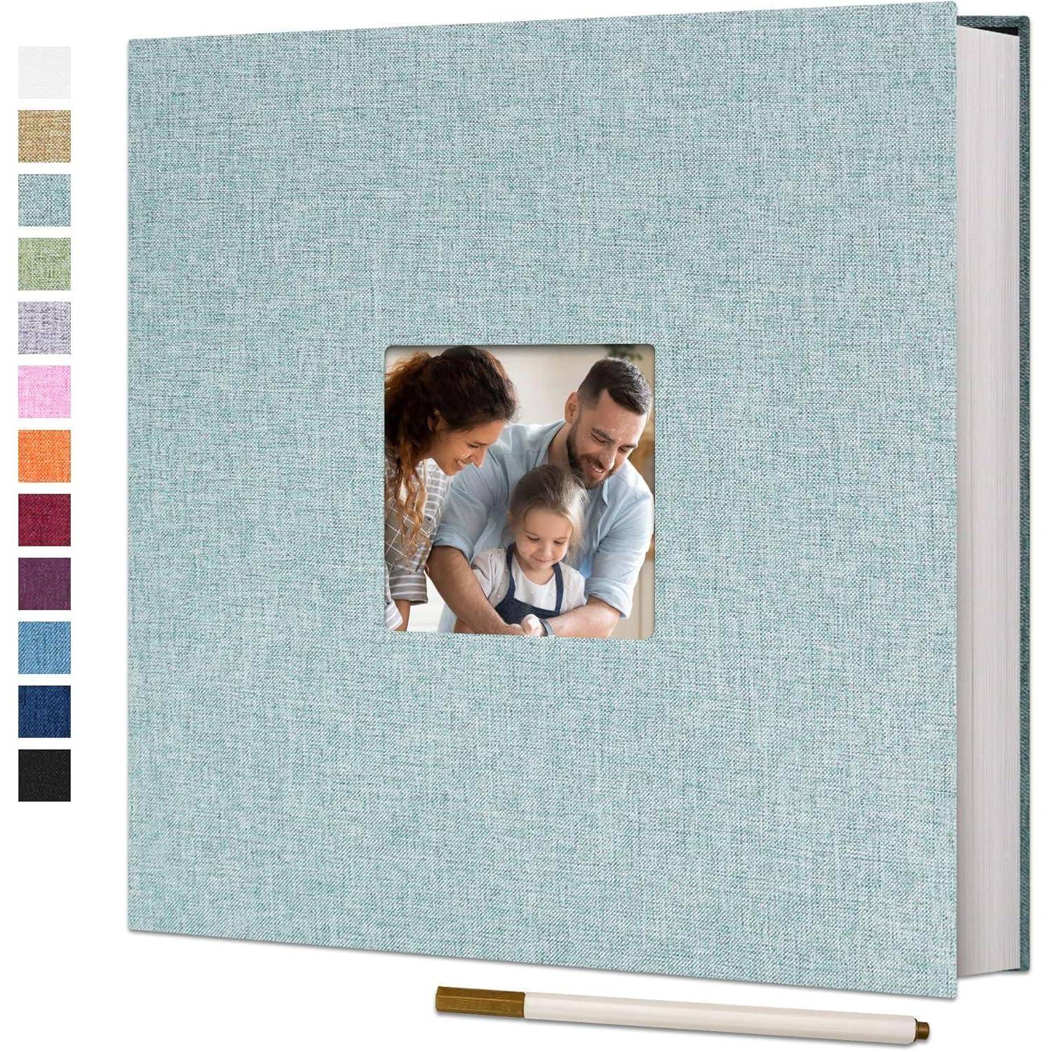 Ein geschlossenes hellblaues Fotoalbum mit einem kleinen Titelbild, das eine lächelnde dreiköpfige Familie zeigt. Ein Stift liegt vor dem Album.