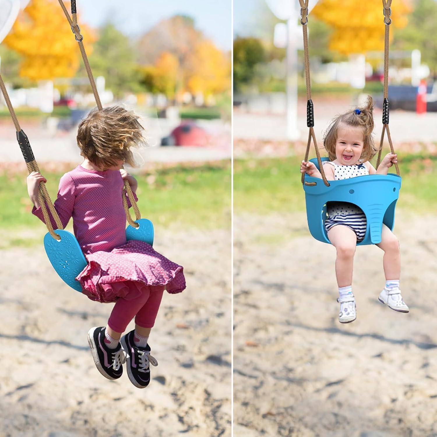 Zwei kleine Kinder schaukeln auf einer Spielplatzschaukel, eines trägt ein rosa Outfit und sitzt in einem blauen Sitz, und genießen einen sonnigen Tag im Freien.